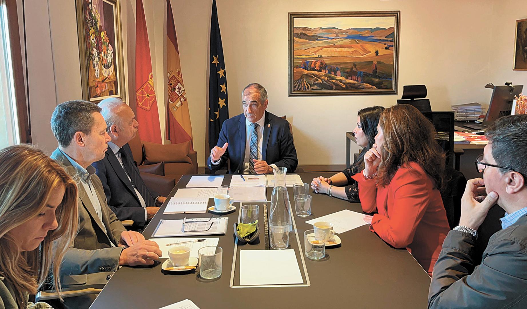 Un momento de la reunión celebrada ayer en el Gobierno. A la izquierda, la jefa de gabinete, el equipo de Ordenación del Territorio y el consejero Óscar Chivite. A la derecha, la alcaldesa Xuriñe Peñas y los dos concejales de su grupo que acudieron con ella