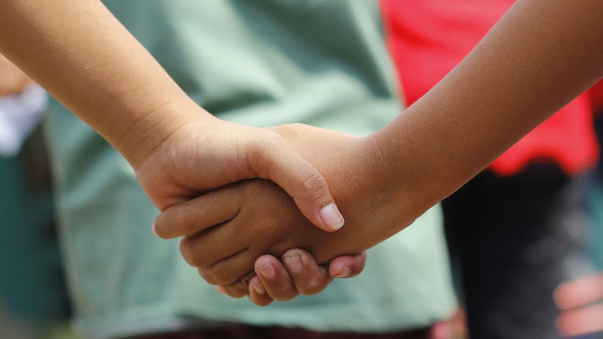 Apretón de manos entre dos niños