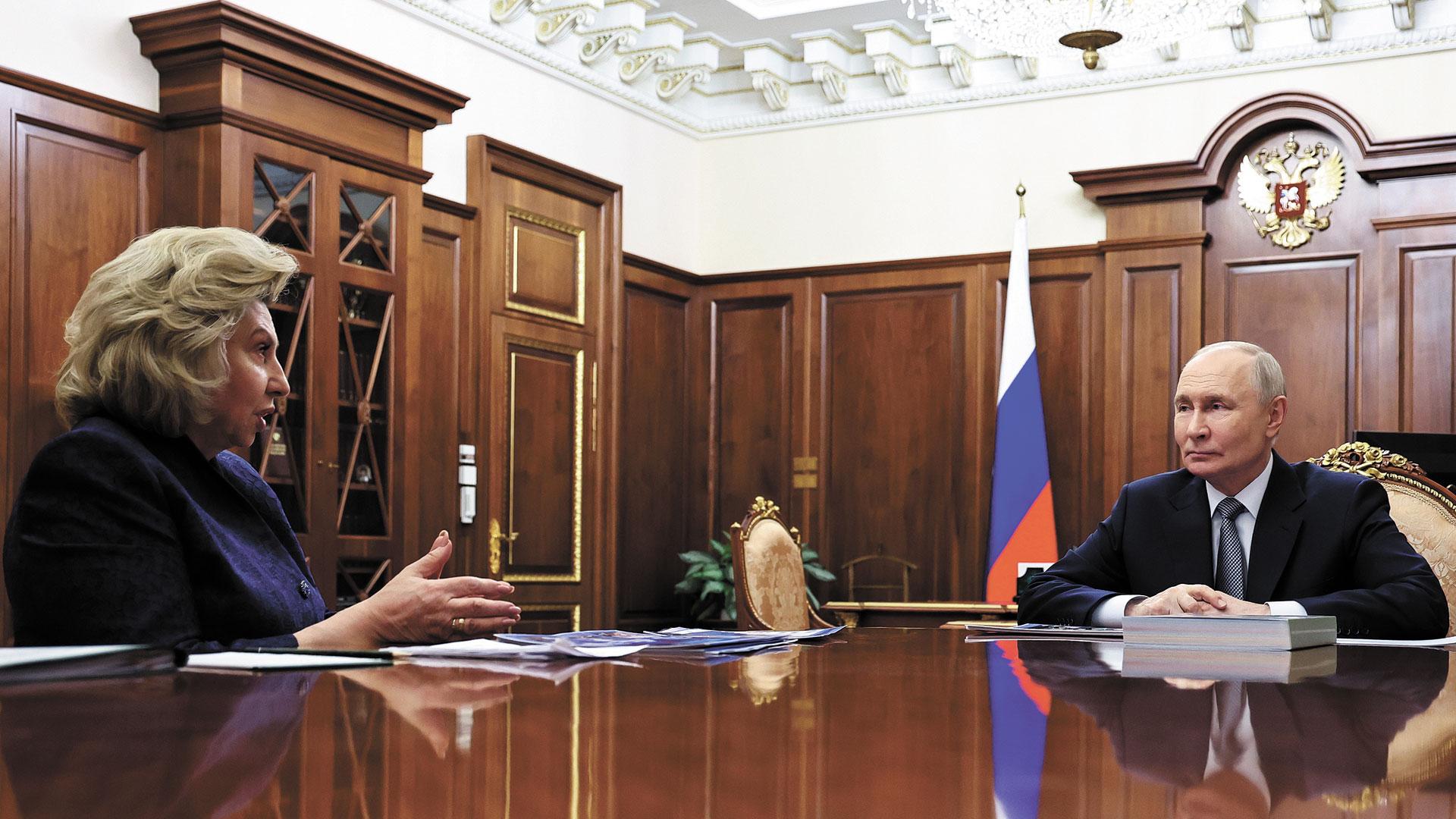 Putin conversa con la comisionada rusa de derechos humanos, Tatyana Moskaltova, en el Kremlin