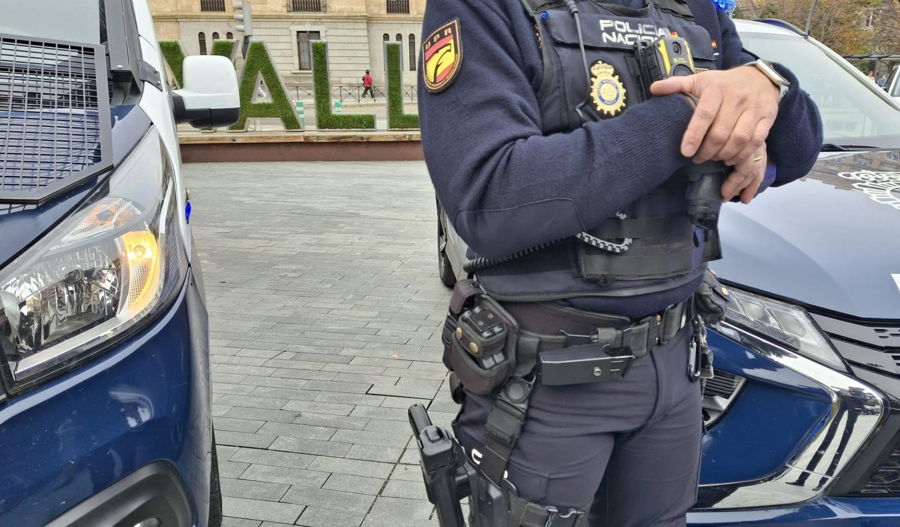 Imagen de un agente de la Policía Nacional en Valladolid