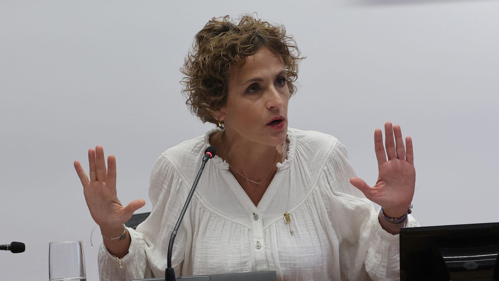 La presidenta del Gobierno de Navarra, María Chivite, al comienzo de la comparecencia en la comisión de investigación del Parlamento