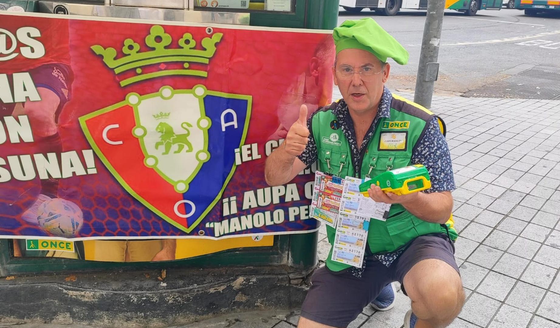 Juan Manuel Pedreño Garraleta, junto a su kiosko de la ONCE