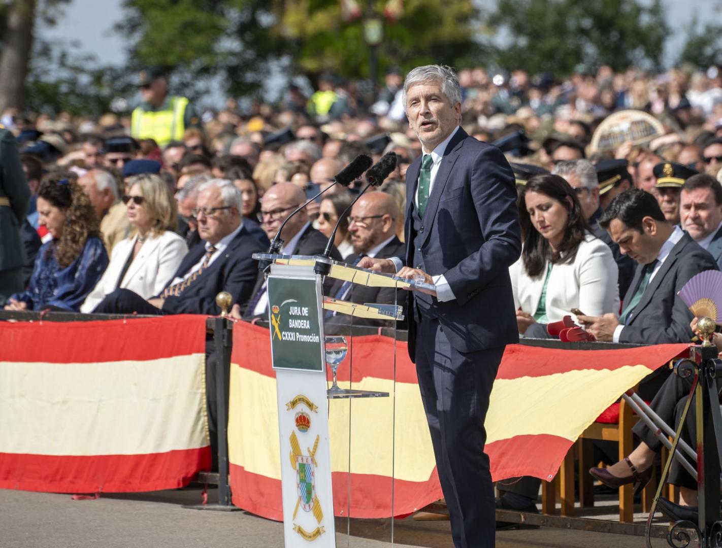 El ministro del Interior, Fernando Grande-Marlaska, preside la jura o promesa de bandera de los integrantes de la 131ª promoción de la Academia de Cabos y Guardias de la Guardia Civil de Baeza (Jaén)