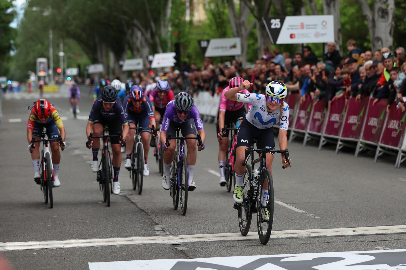 Cat Ferguson se impone en la meta de la avenida Sancho el Fuerte de Pamplona