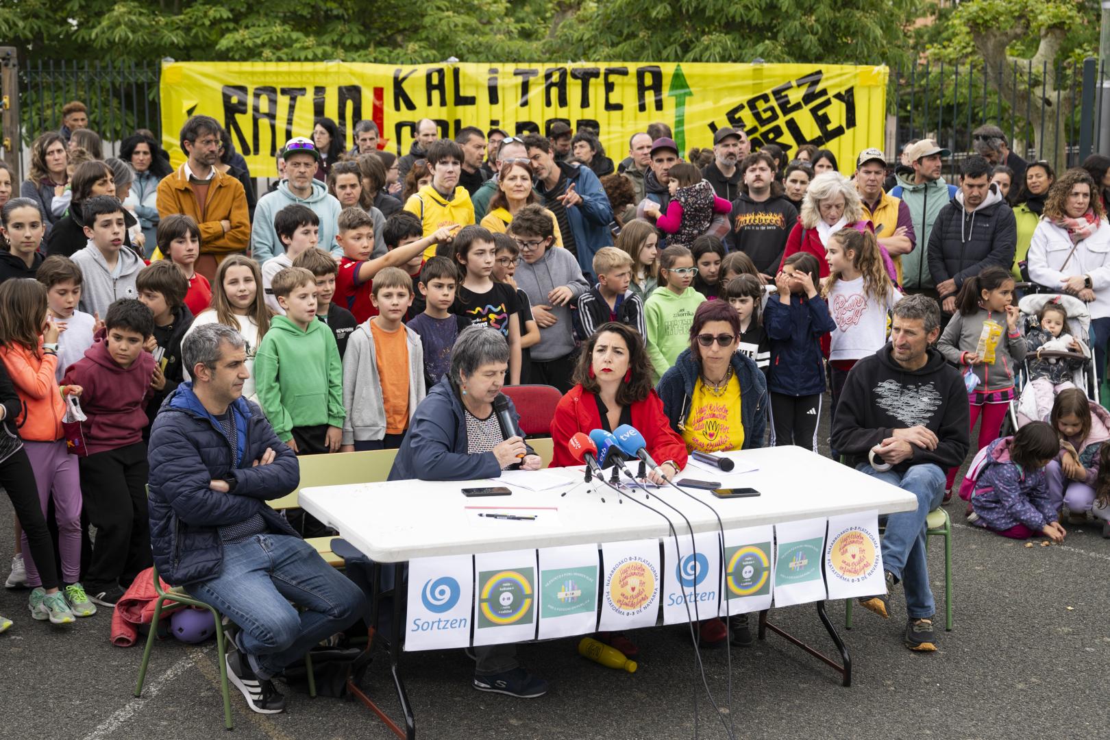 Imagen de la rueda de prensa convocada este miércoles 15 de mayo en el colegio de Patxi Larrainzar