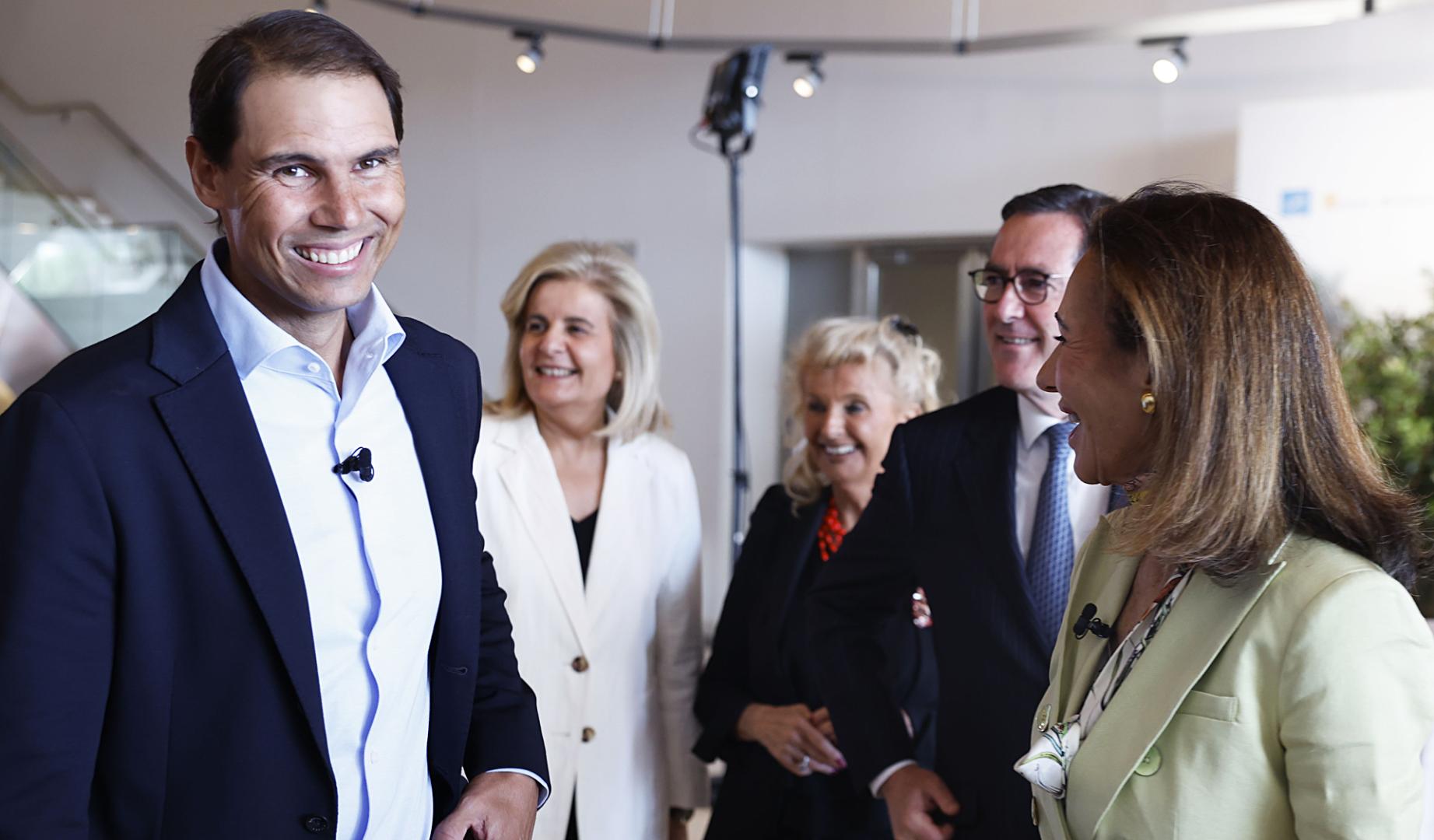 La presidenta del Banco Santander, Ana Botín, conversa con el extenista Rafa Nadal a su llegada al acto conmemorativo del 20 aniversario del programa solidario de la entidad 'Euros de tu Nómina'