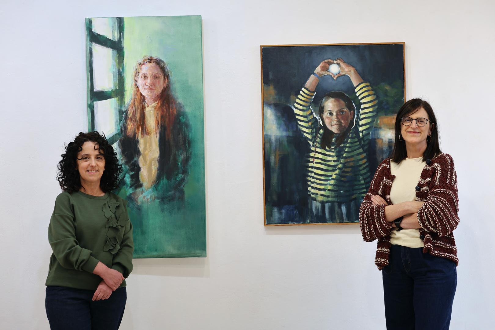 Irantzu (Izquierda) y Uxua Vides, cada una con el retrato sobre la misma persona en Artea2