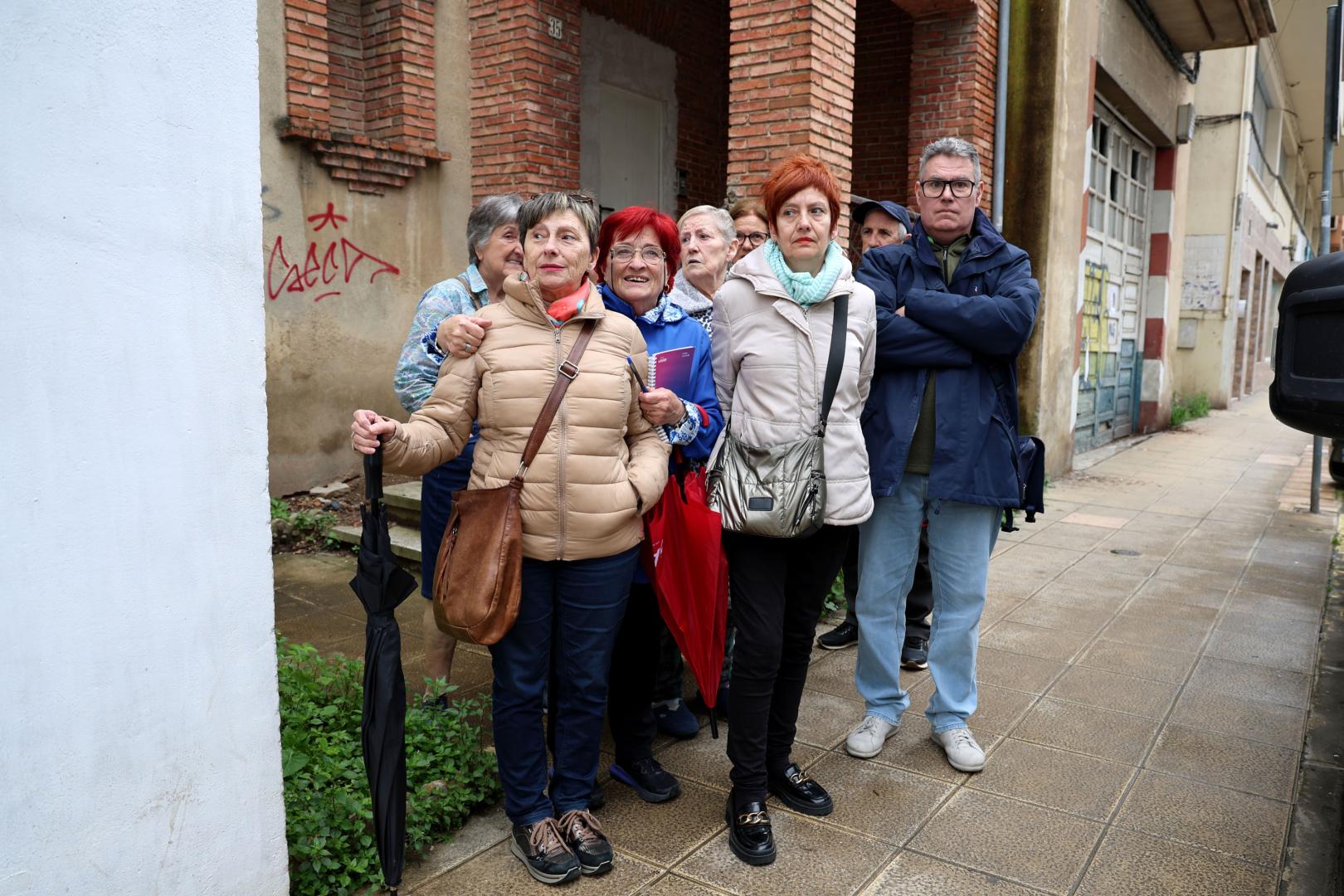 Concentración de vecinos de la calle Fray Diego de Estella por la presencia de roedores.
