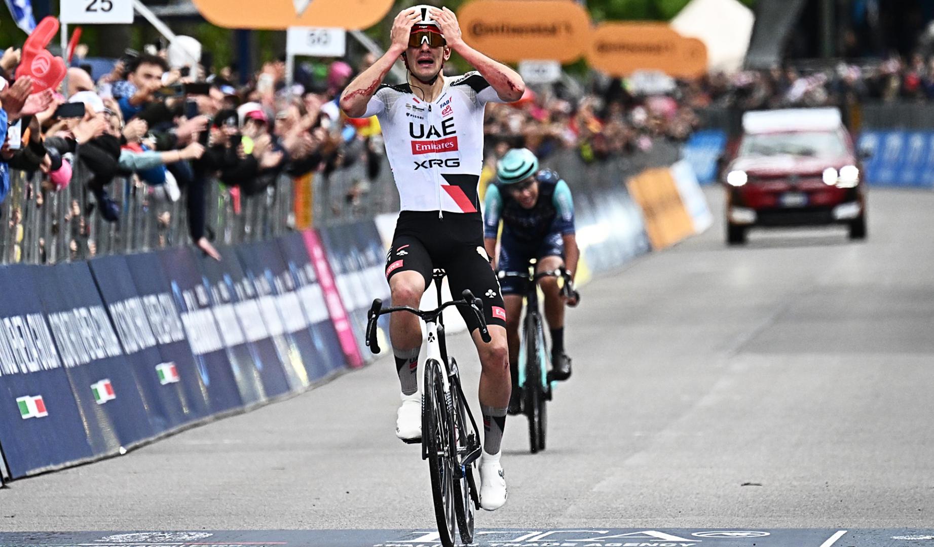 Igor Arrieta cruza la meta como ganador de la etapa del Giro