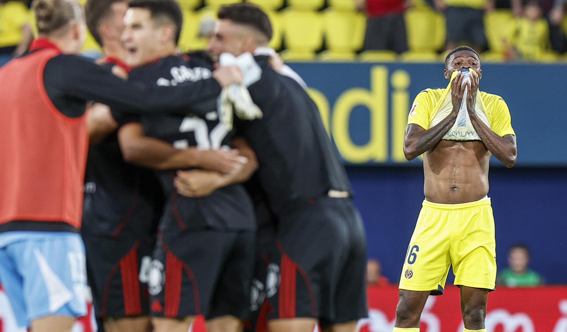 Los jugadores del Sevilla celebran un tanto ante un desolado Thomas Partey, del Villarreal