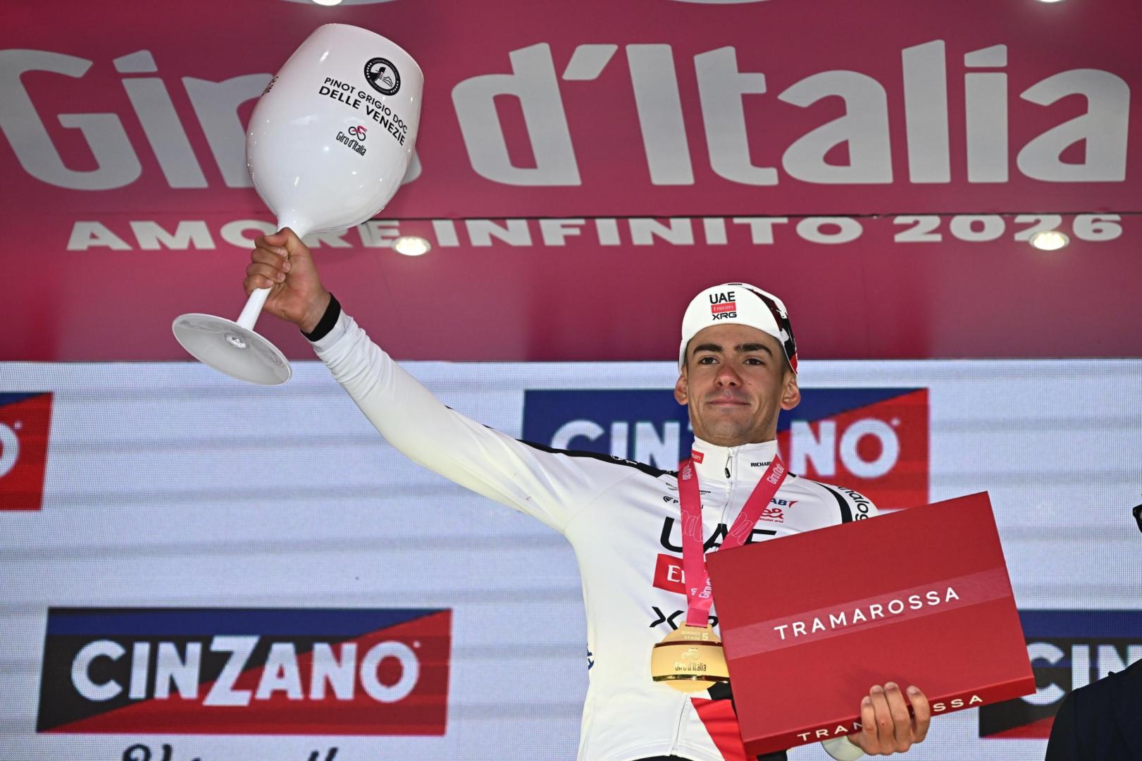 Igor Arrieta, con el maillot blanco de primer joven del Giro.