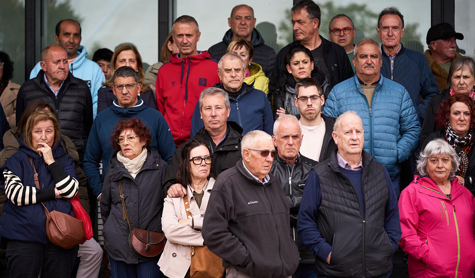 Asistentes a la concentración de repulsa a las agresiones ocurridas en las Fiestas de la Primavera.