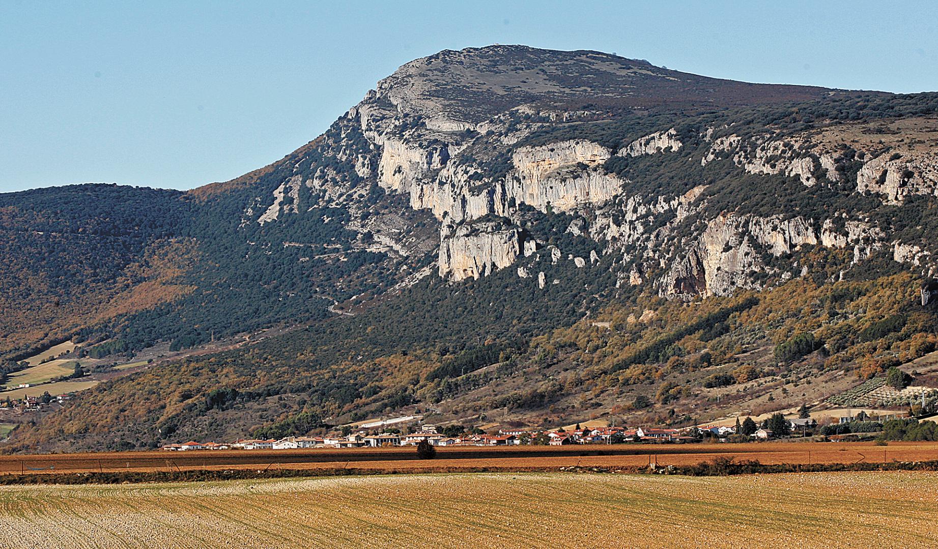Vista de la sierra de Sarbil  y del Cabezón de Etxauri desde la cendea de Cizur