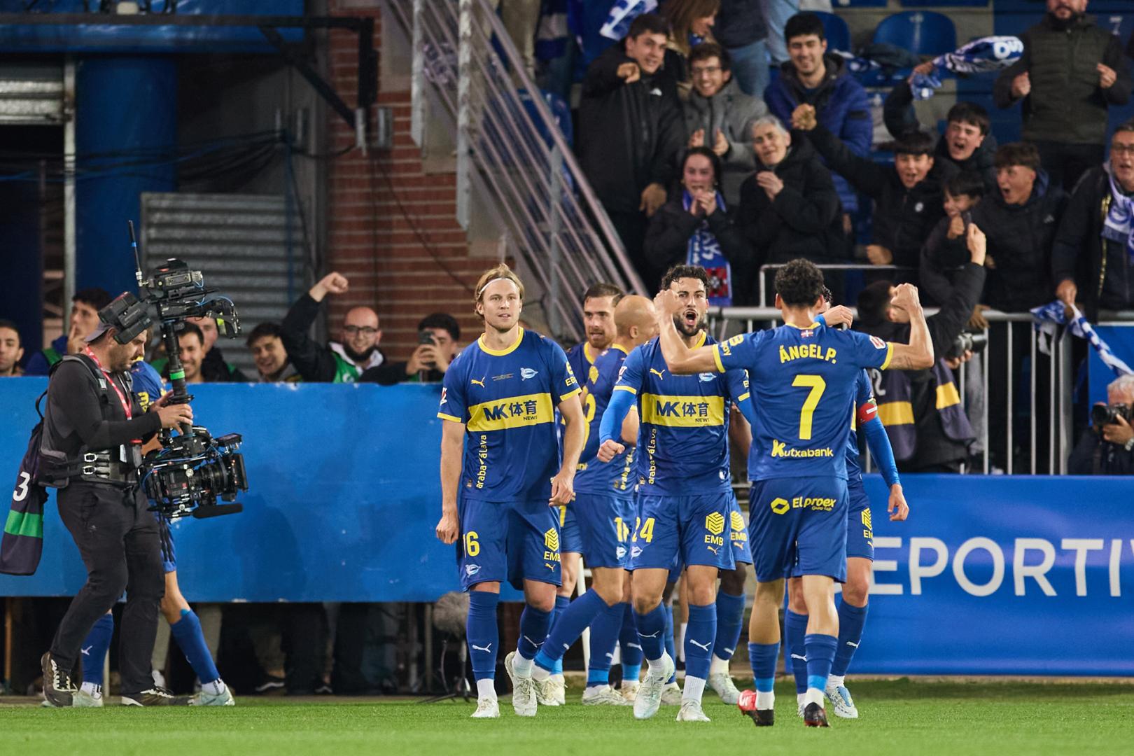 Los jugadores del Alavés celebran el gol de Diabate