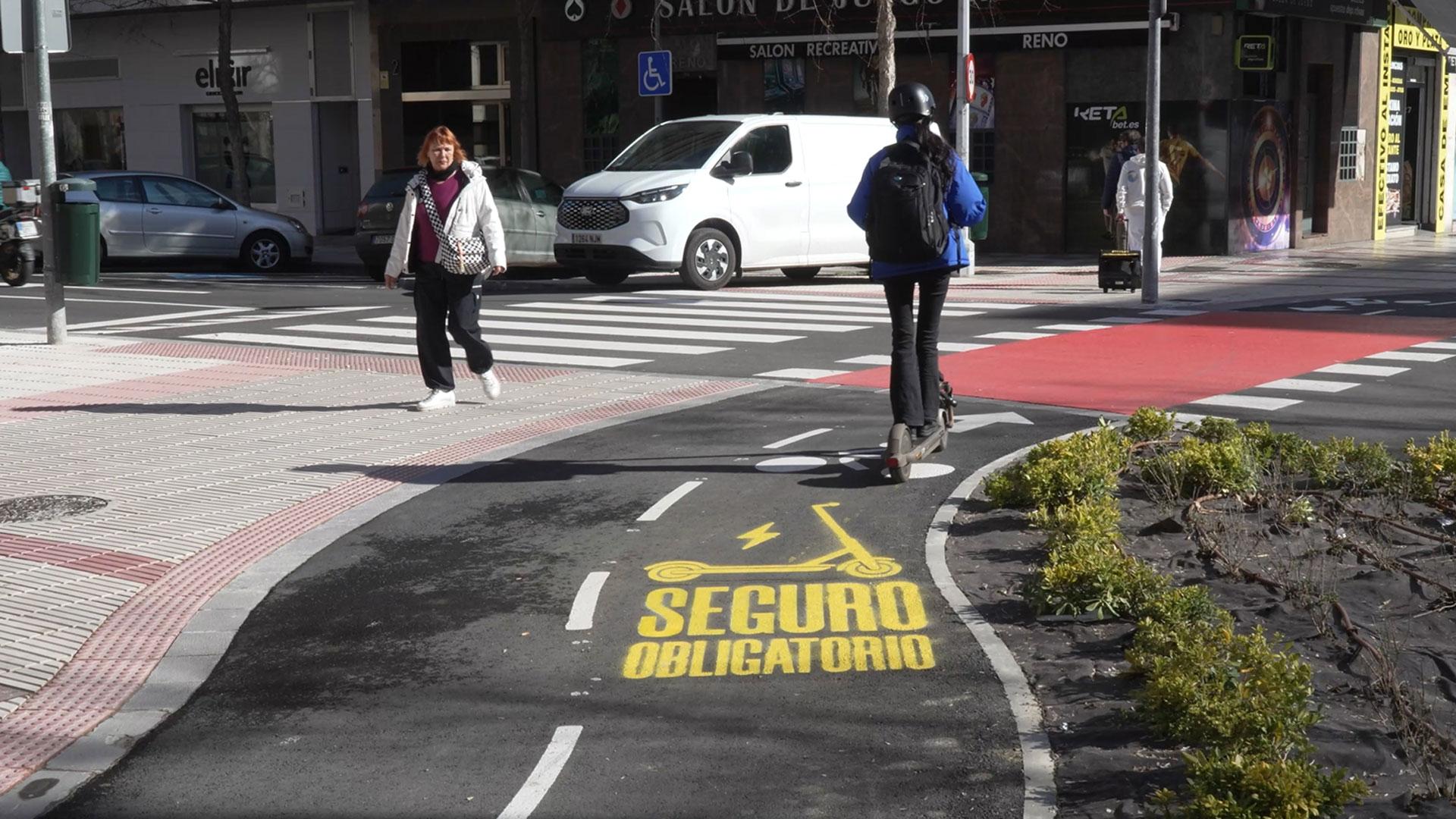 Una persona en patinete circulando por un carril bici de Pamplona