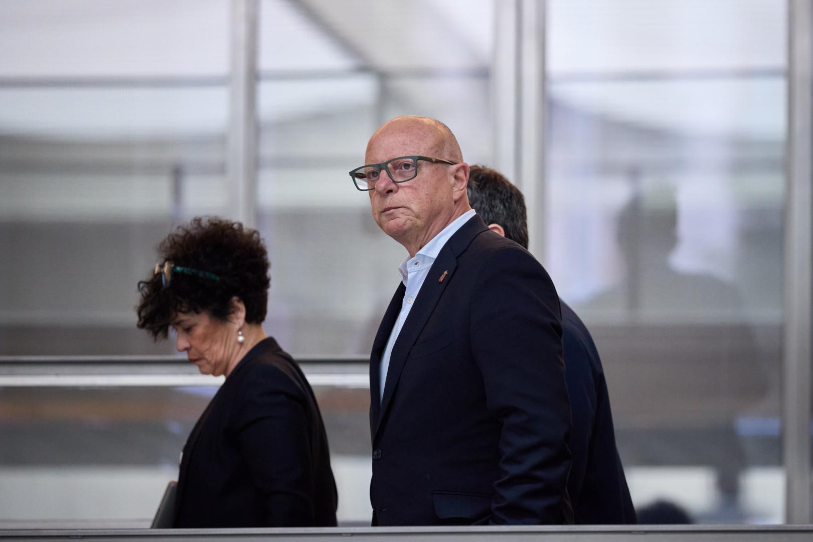 El consejero de Educación, Carlos Gimeno, en los pasillos del Parlamento