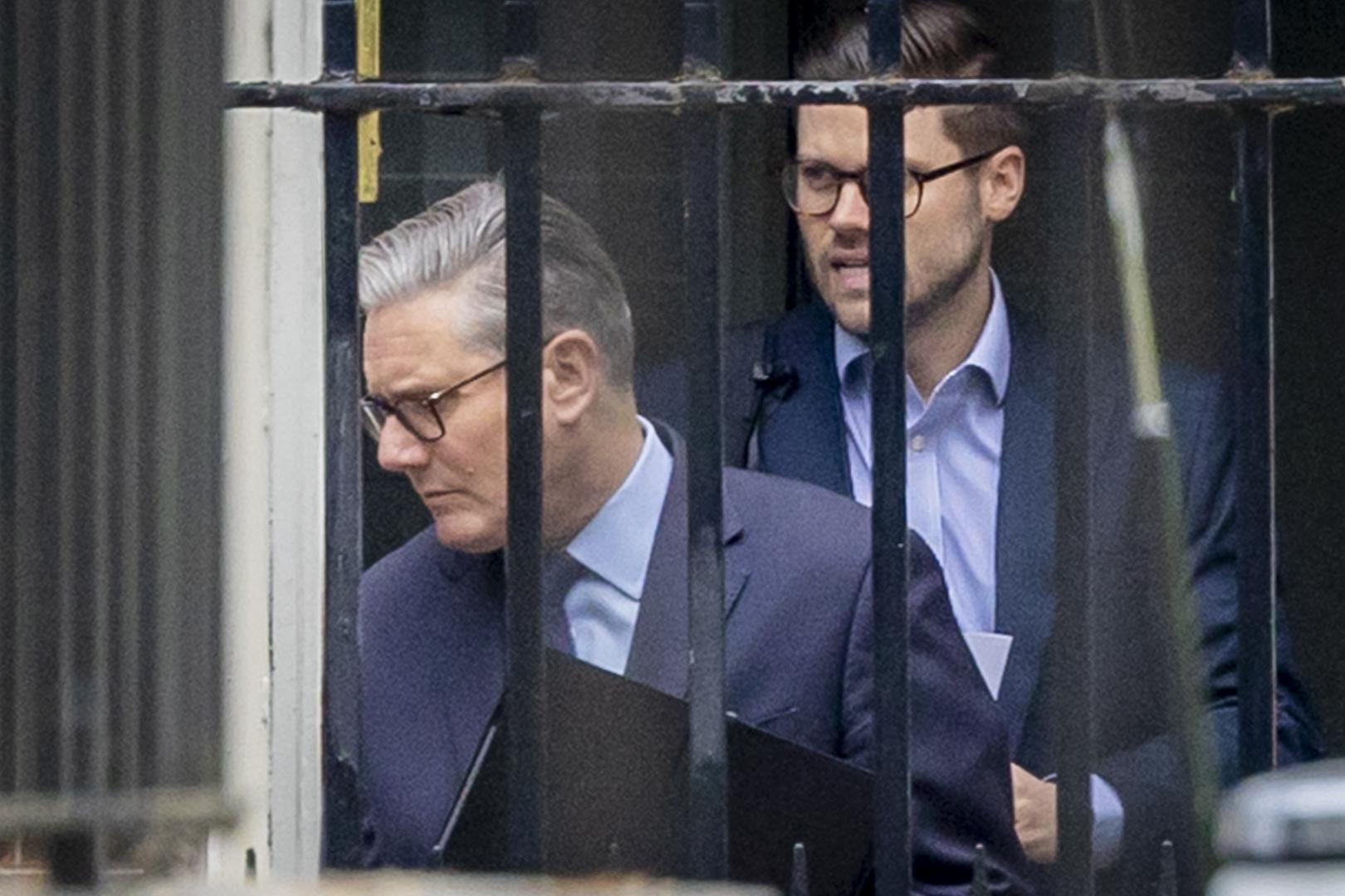 El primer ministro británico Keir Starmer abandona Downing Street
