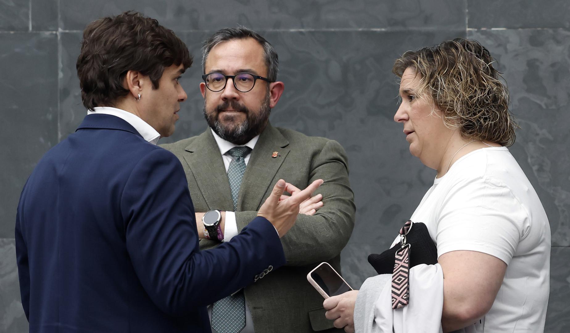 El Vicepresidente primero, consejero de Presidencia e Igualdad y portavoz del Gobierno Javier Remírez (c), la secretaria de Organización del PSN Esther Iso y el parlamentario de Geroa Bai Pablo Azcona en el atrio del Parlamento