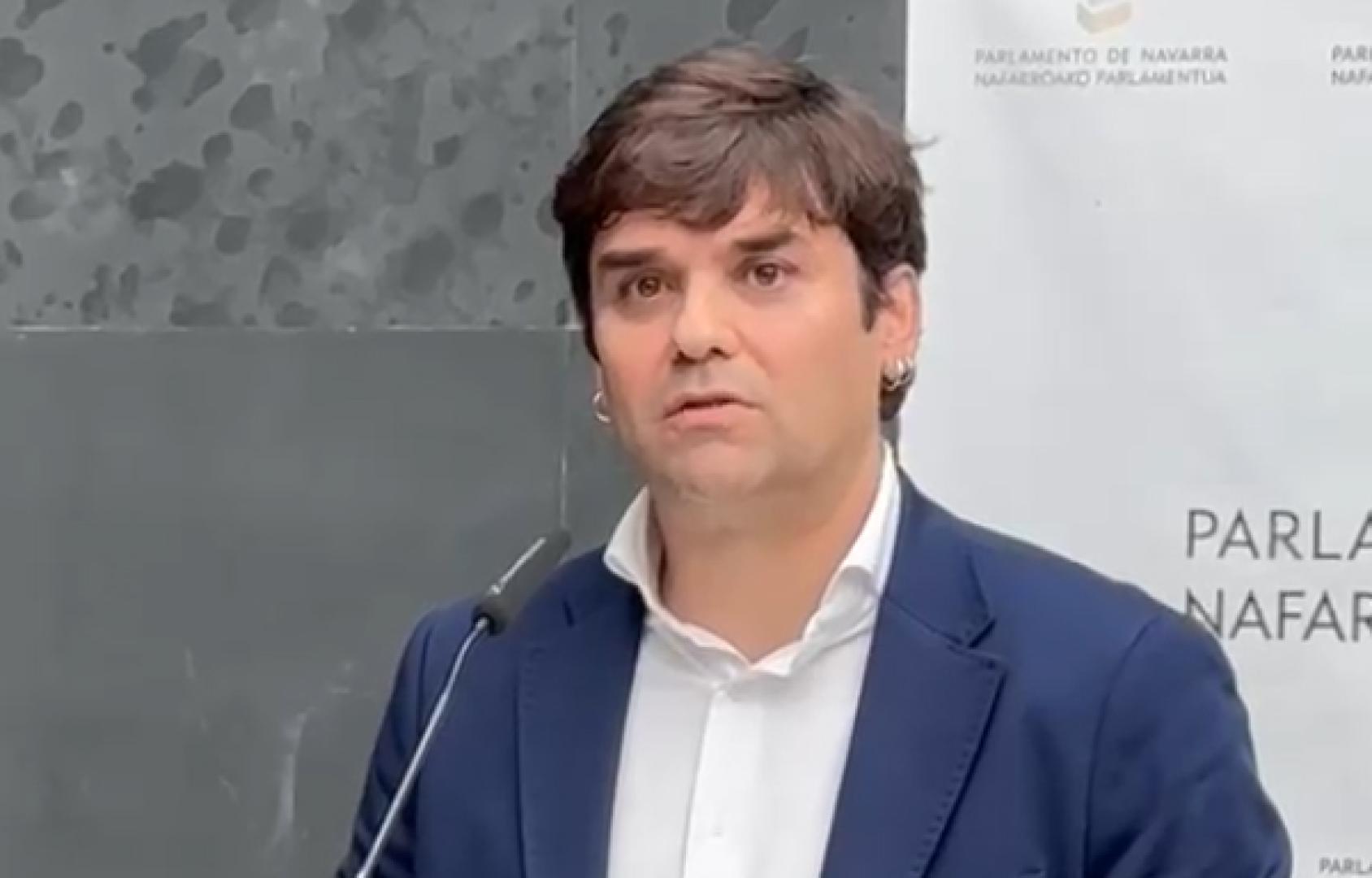 Pablo Azcona, ha emplazado a la presidenta María Chivite a “liderar la situación”, que ha atribuido a una resolución del consejero de Educación, Carlos Gimeno, “que no se hizo con consenso”.