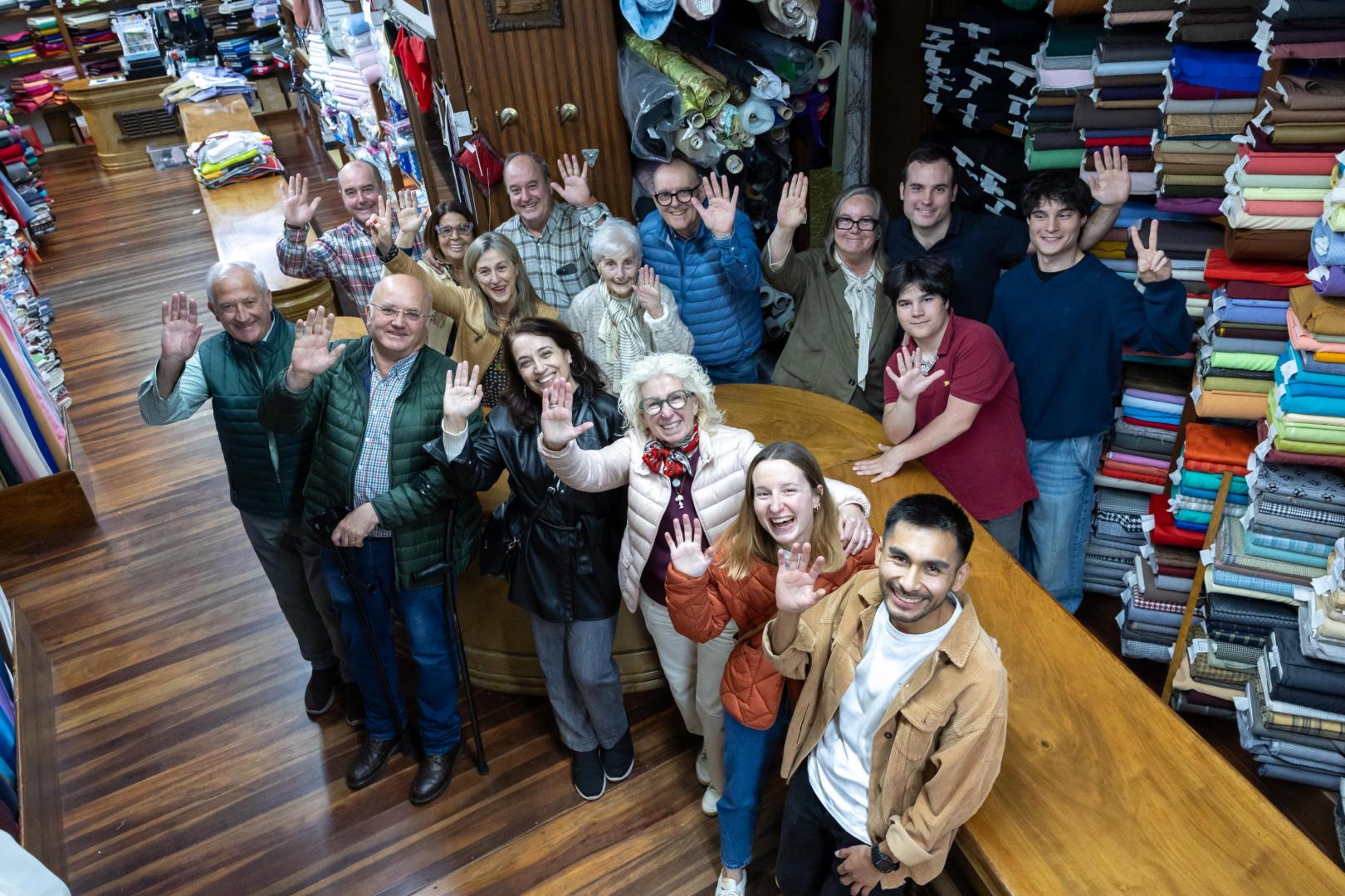 De izda. a dcha., tras el mostrador: Martín González Castillo, Isabel Martínez Santa Bárbara, Mª Antonia y Santiago González Castillo, Sofía Castillo Puyuelo, Enrique y Sofía González Castillo, Nicolás Díez González, y Javier y Enrique González Hernández. Delante, -de izda. a dcha.-: José Luis Morte Ochoa, Martín Díez Ochoa, Maite Martínez Castellano, Mª Paz Bañeres Meler, Ana Mª González Bañeres, y Lamec Condori Huaman