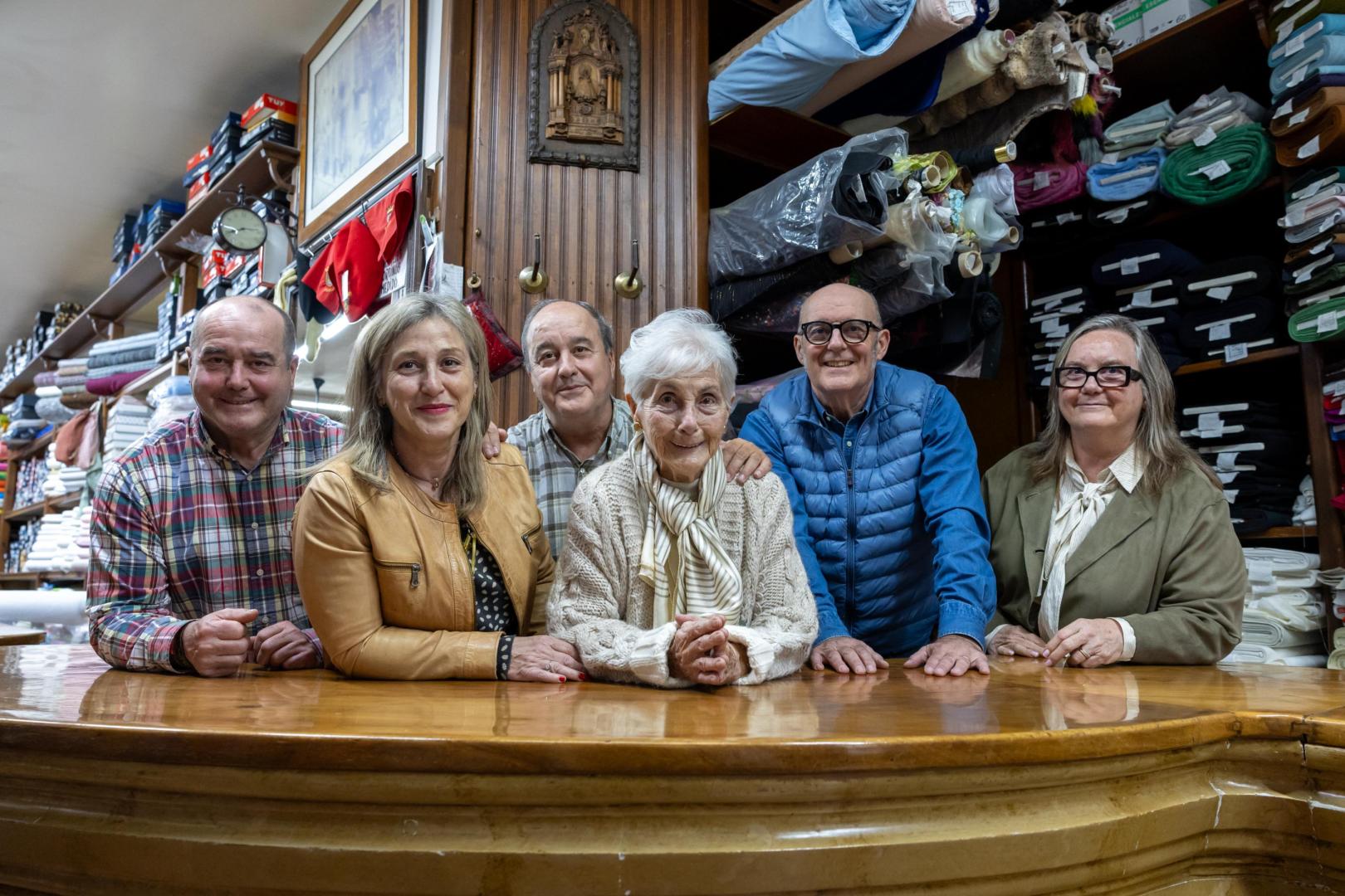 Sofía Castillo Puyuelo ha estado unida al negocio familiar desde su infancia. Y ahora, a sus 96 años, la matriarca del clan González-Castillo sigue siendo un referente no solo para sus hijos, sino también un ejemplo a seguir para muchos de sus colegas de gremio. En la foto, Sofía Castillo escoltada por sus hijos -de izquierda a derecha- Martín, María Antonia, Santiago, Enrique y Sofía González Castillo.