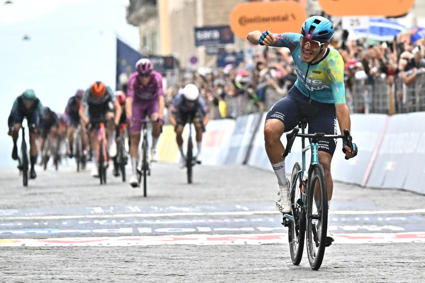 Davide Ballerini celebra su victoria al esprint en la sexta etapa del Giro 2026