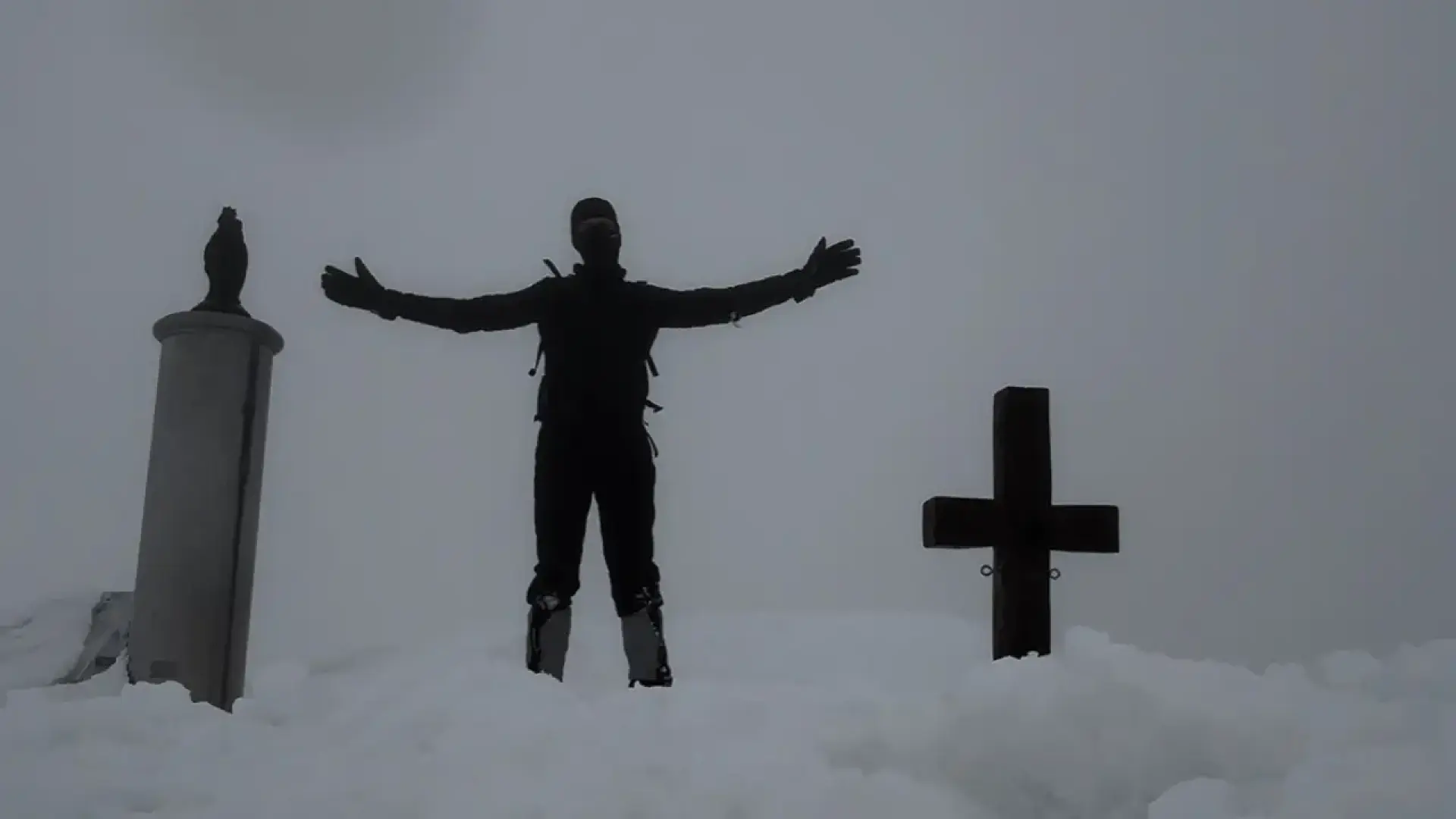 Mael Le Lagadec, en la cima del Aneto con la cruz de madera tallada por él mismo y el pedestal de la Virgen del Pilar