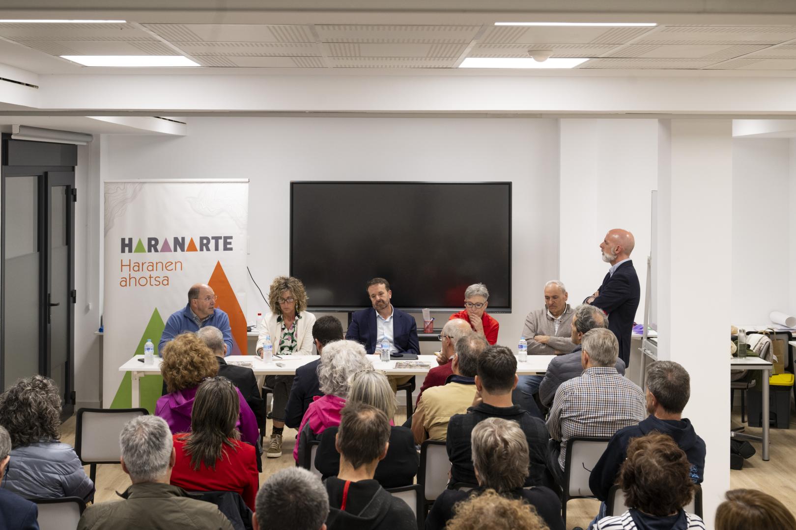 la mesa del Foro Haranarte, Joseba Martikorena (Club de Empresas de Baztan-Bidasoa ‘Don MIguel de Múzquiz); Natalia Rekarte (alcaldesa de Donamaria y Miembro del Observatorio Socio-Económico de Baztan-Bidasoa), Iñigo Arruti (Director general de Fomento Empresarial e Infraestructuras del Gobierno de Navarra), Marian Cestau (técnica del plan de activación de Baztan-Bidasoa de Cederna Garalur) y Juan Ramón Ostiz (veterinario que ha encontrado relevo generacional).