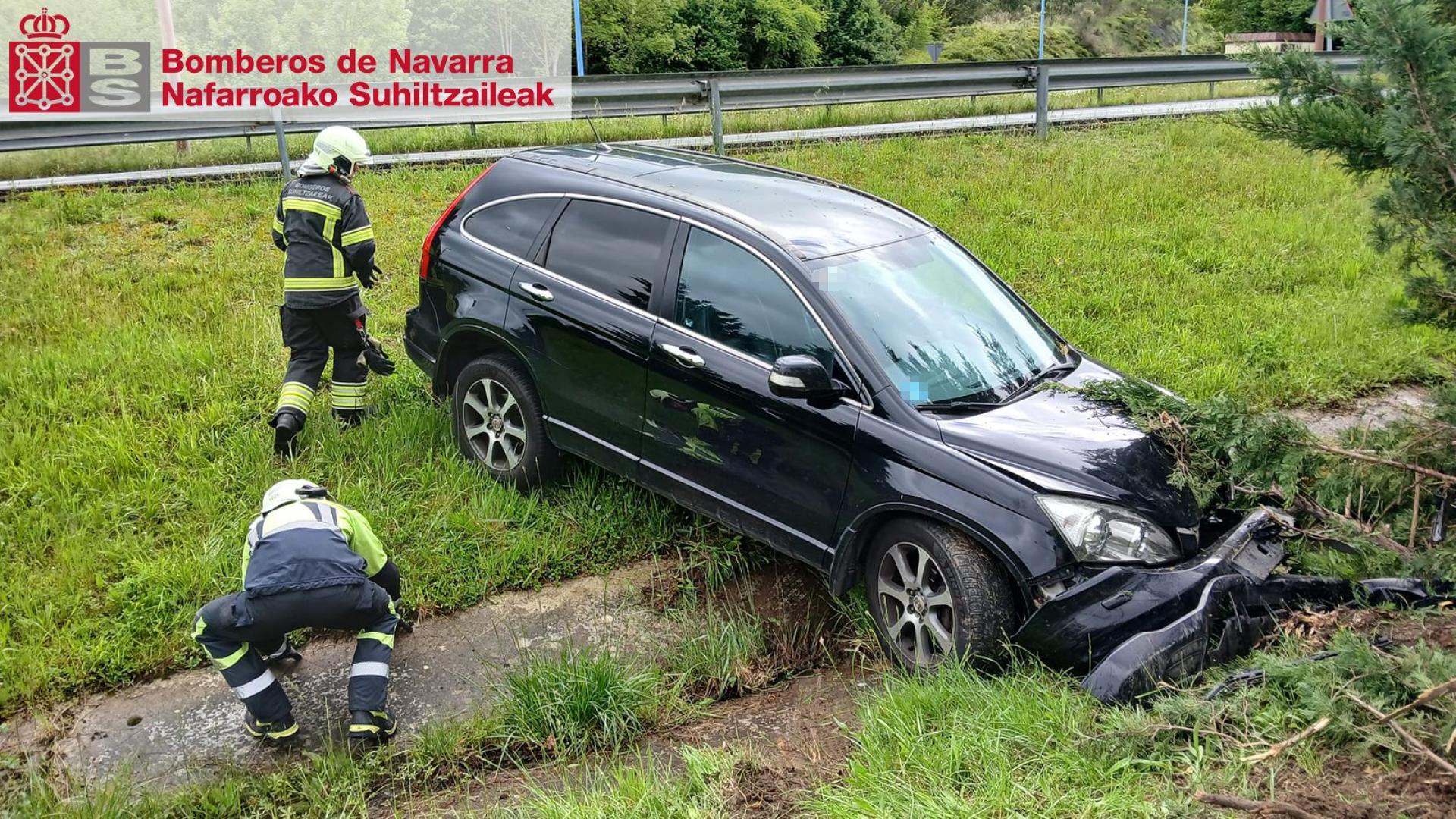 Una mujer de 43 años ha resultado herida leve este jueves tras sufrir una salida de vía en la A-10 en Alsasua