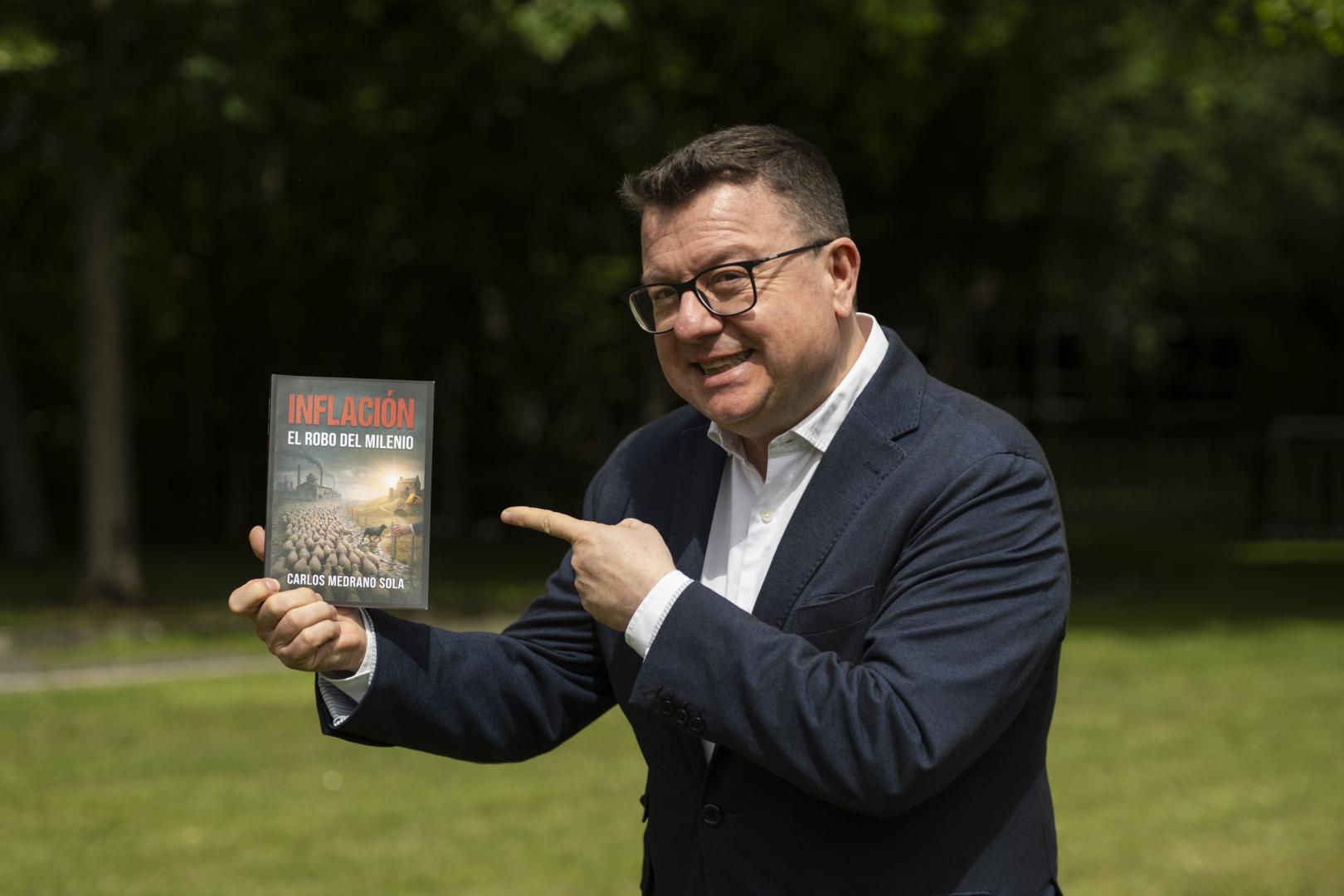 *A: Irati Aizpurua San Román *F: 14-05-26 *T: Foto entrevista a Carlos Medrano por su nuevo libro. *L: El Sario, Pamplona.