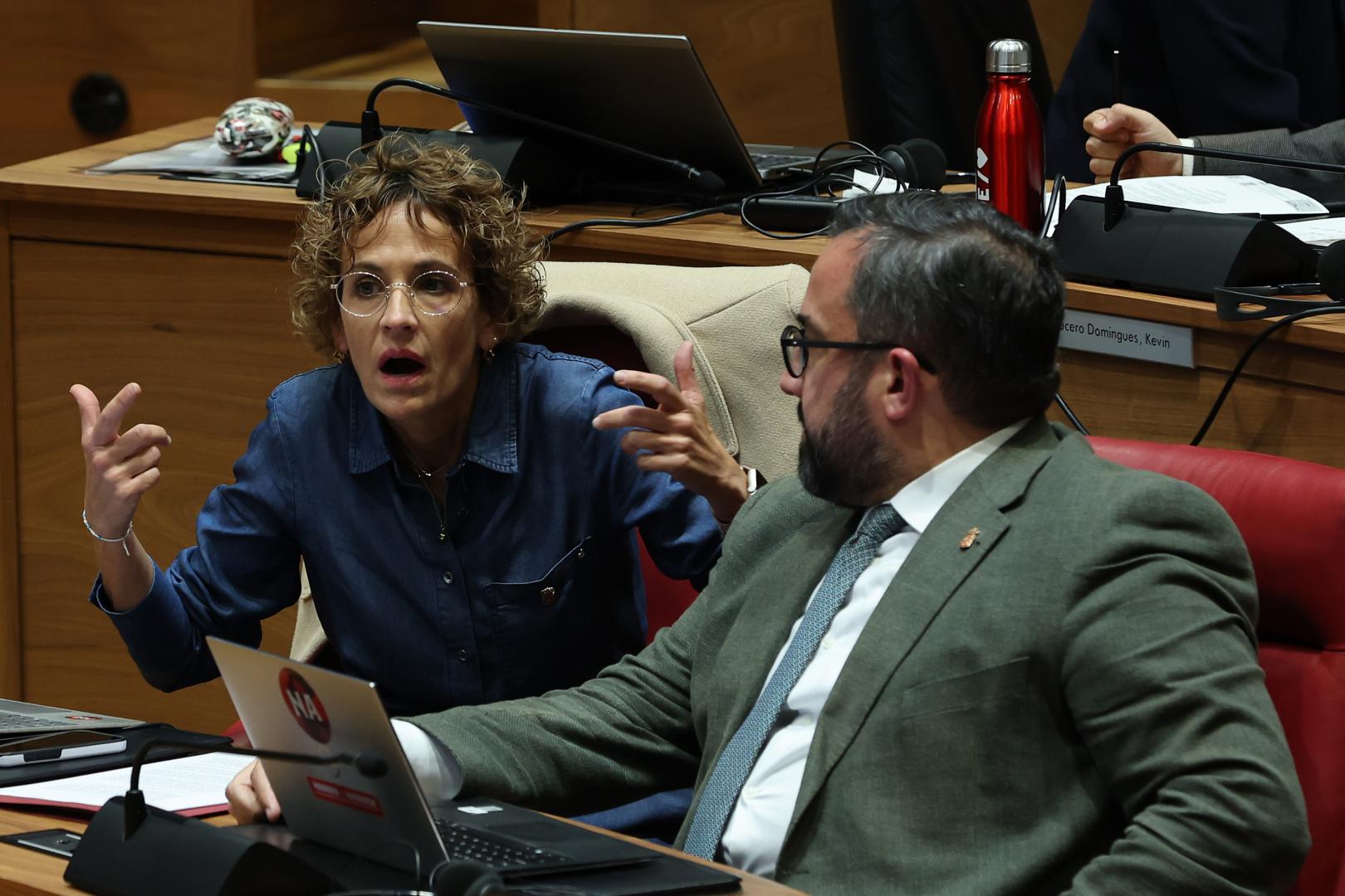 Gesto de la presidenta María Chivite durante el pleno de este jueves en el Parlamento de Navarra