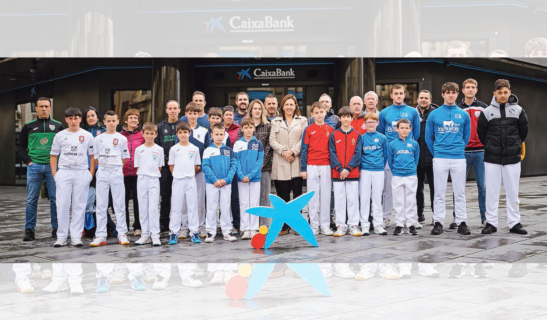 Los participantes del Campeonato Navarro de Interpueblos, en la sede de CaixaBank en Pamplona.