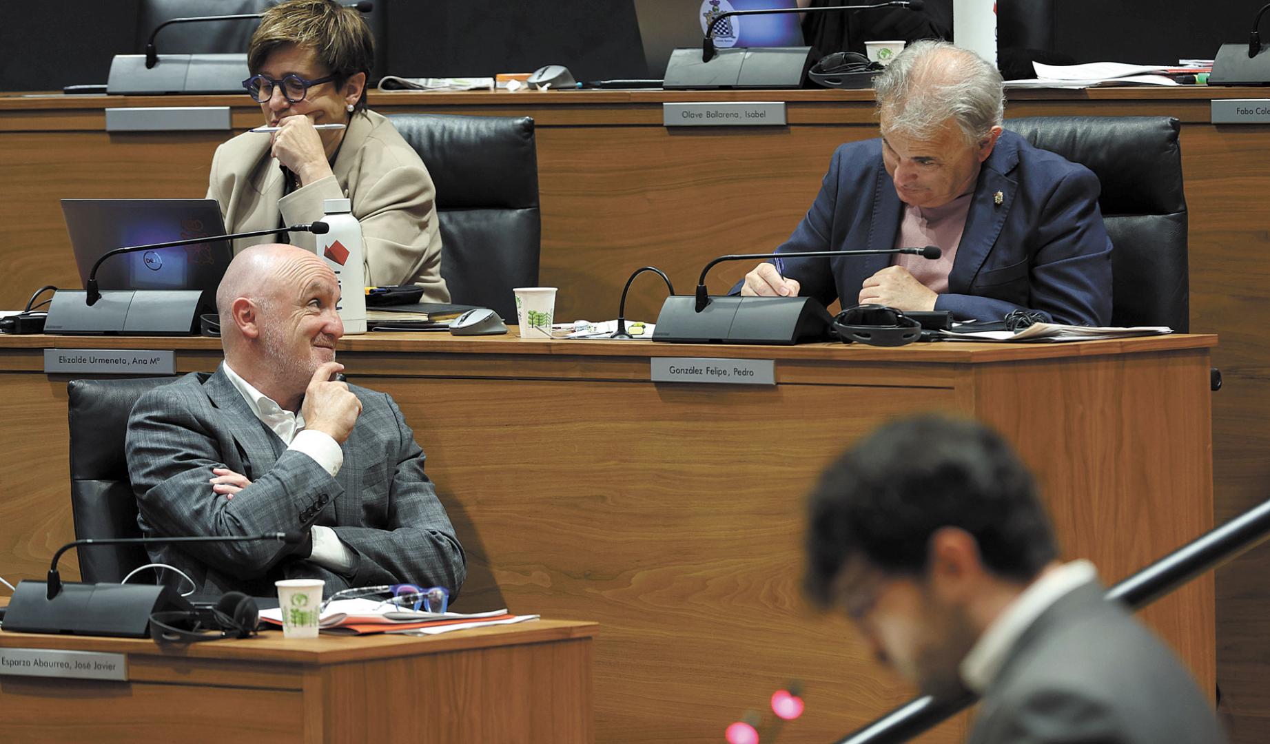 Javier Esparza (UPN) mira sonriendo al portavoz de Educación de su grupo, Pedro González.