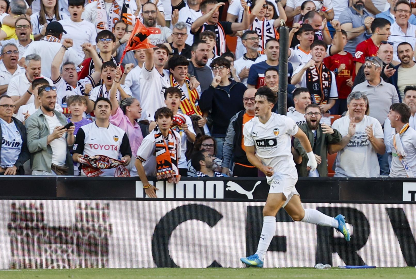 El centrocampista del Valencia Diego López celebra su gol