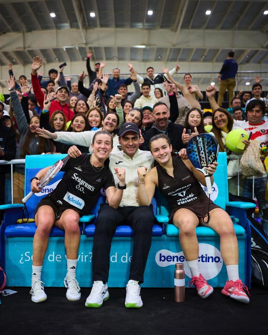 Marta Ortega, Juani Mieres y Martina Calvo celebran la victoria con la afición argentina.