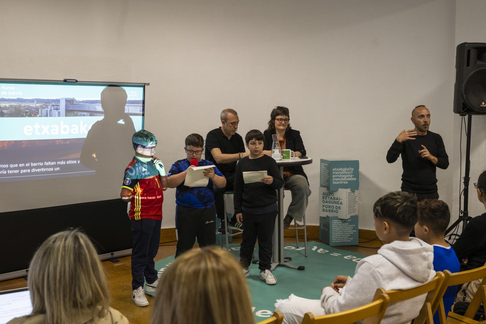 *A: Irati Aizpurua San Román *F: 14-05-26 *T: Foro de barrio Echavacoiz. *L: Colegio Público Nicasio Landa, Pamplona.