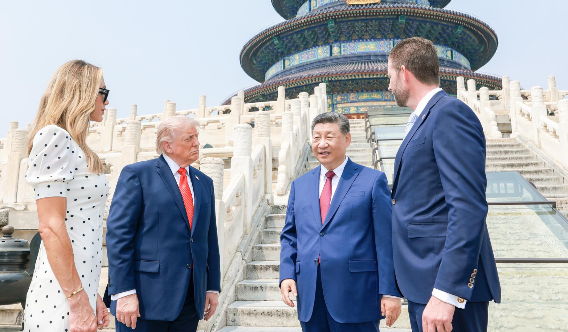 El presidente chino Xi Jinping y el presidente estadounidense Donald Trump, en el Templo del Cielo en Pekín