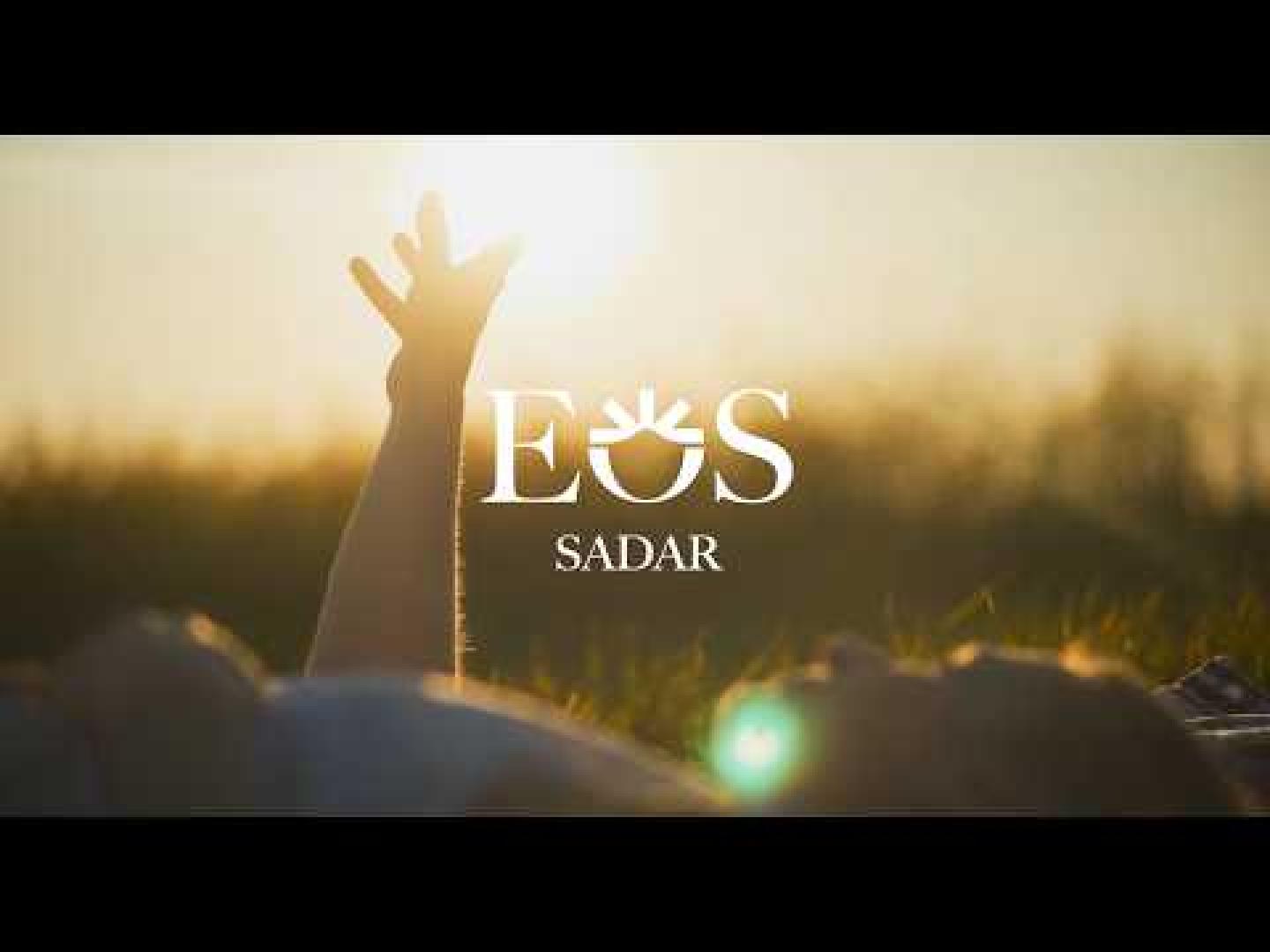 EOS Sadar se sitúa en el barrio del Sadar, un enclave residencial consolidado al sur de Pamplona, próximo a la Universidad Pública de Navarra, al parque fluvial de la comarca, al estadio de Osasuna y al Navarra Arena. Disfruta además de conexión directa con el centro urbano a través de la Avenida Zaragoza y con los principales accesos a la ciudad por carretera.
Moderno edificio con viviendas de 1, 2 y 3 dormitorios con terraza, distribuidas de la 1ª a la 5ª altura. En planta baja se sitúan los portales y un local comercial, mientras que los garajes y trasteros se distribuyen en plantas de sótano. La mayoría de las viviendas cuenta con doble orientación y ventilación cruzada, con estancias orientadas tanto a la calle como a un amplio patio de manzana, según tipologías. Se entregan con un completo equipamiento.