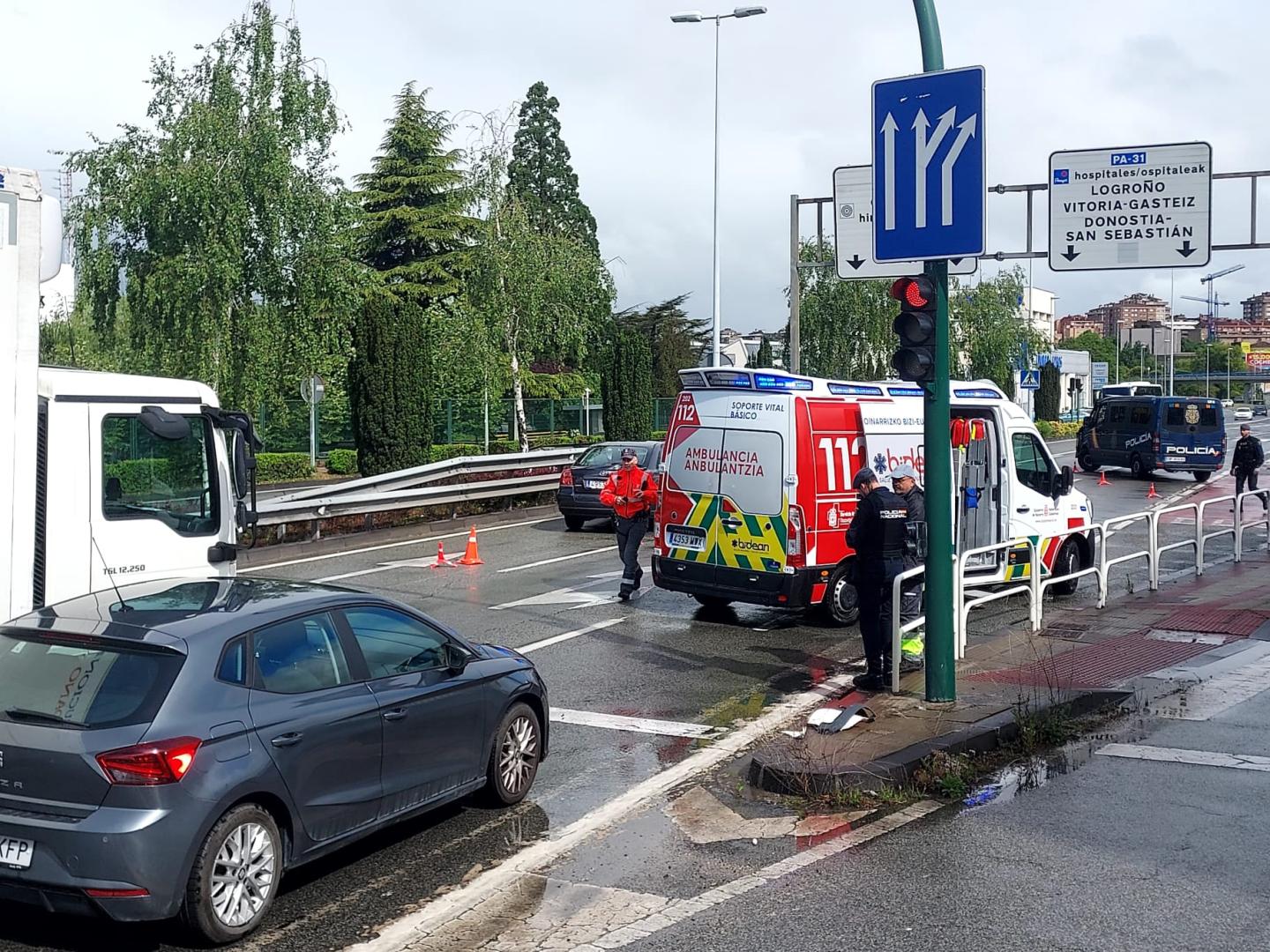 Policía Foral, Policía Nacional y una ambulancia atienden el accidente
