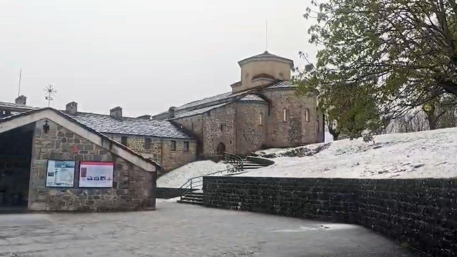 El santuario de San Miguel de Aralar ha amanecido este viernes, día de San Isidro, cubierto de blanco.