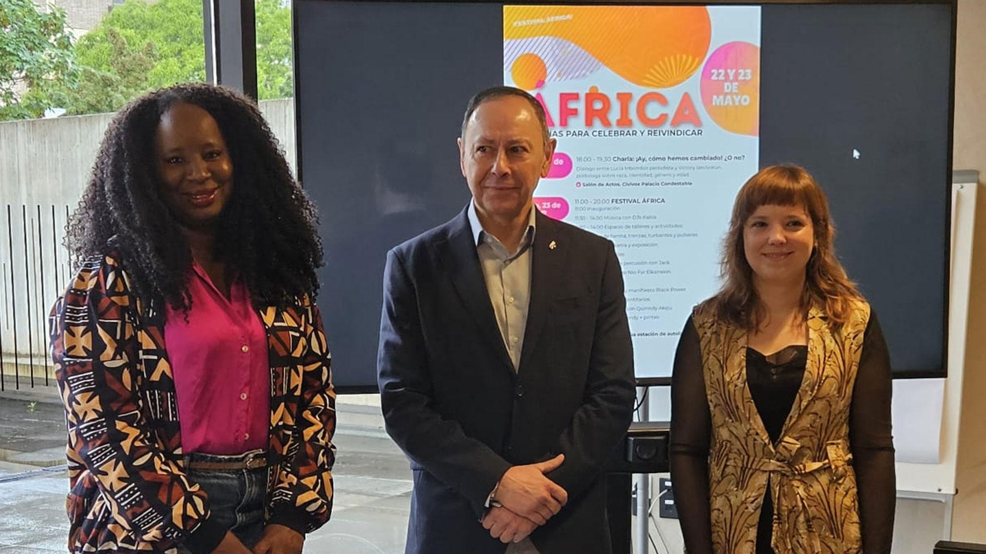 Djamila Djalo de Flor de África, José Ángel Andrés, presidente de Fundación Caja Navarra y ; y, Jaione Eugui de Médicos del Mundo Navarra