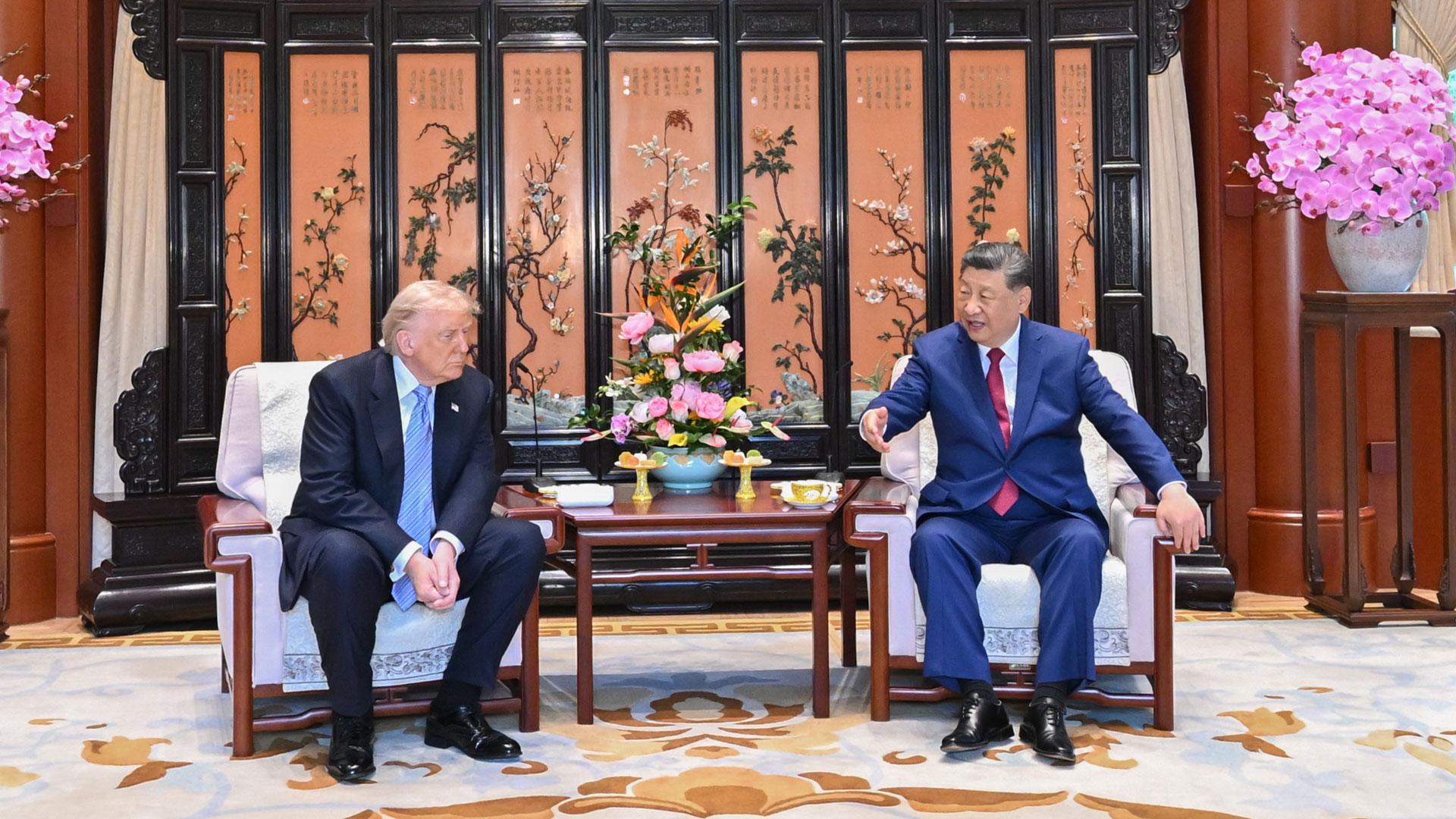 El presidente estadounidense, Donald Trump, posa para la prensa junto al mandatario chino, Xi Jinping