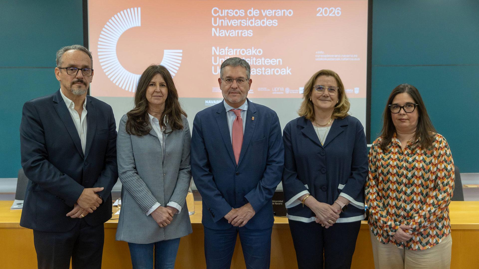 El consejero García (centro) en la presentación junto a la vicerrectora de Estudiantes y Relaciones Internacionales de la Universidad de Navarra, Rosalía Baena; la vicerrectora de Estudiantes, Vida Universitaria y Compromiso Social de la Universidad Pública de Navarra, Begoña Pérez Eransus; la coordinadora de Extensión Universitaria de UNED Pamplona, María Cardero; y el director de UNED Tudela, Luis Fernández