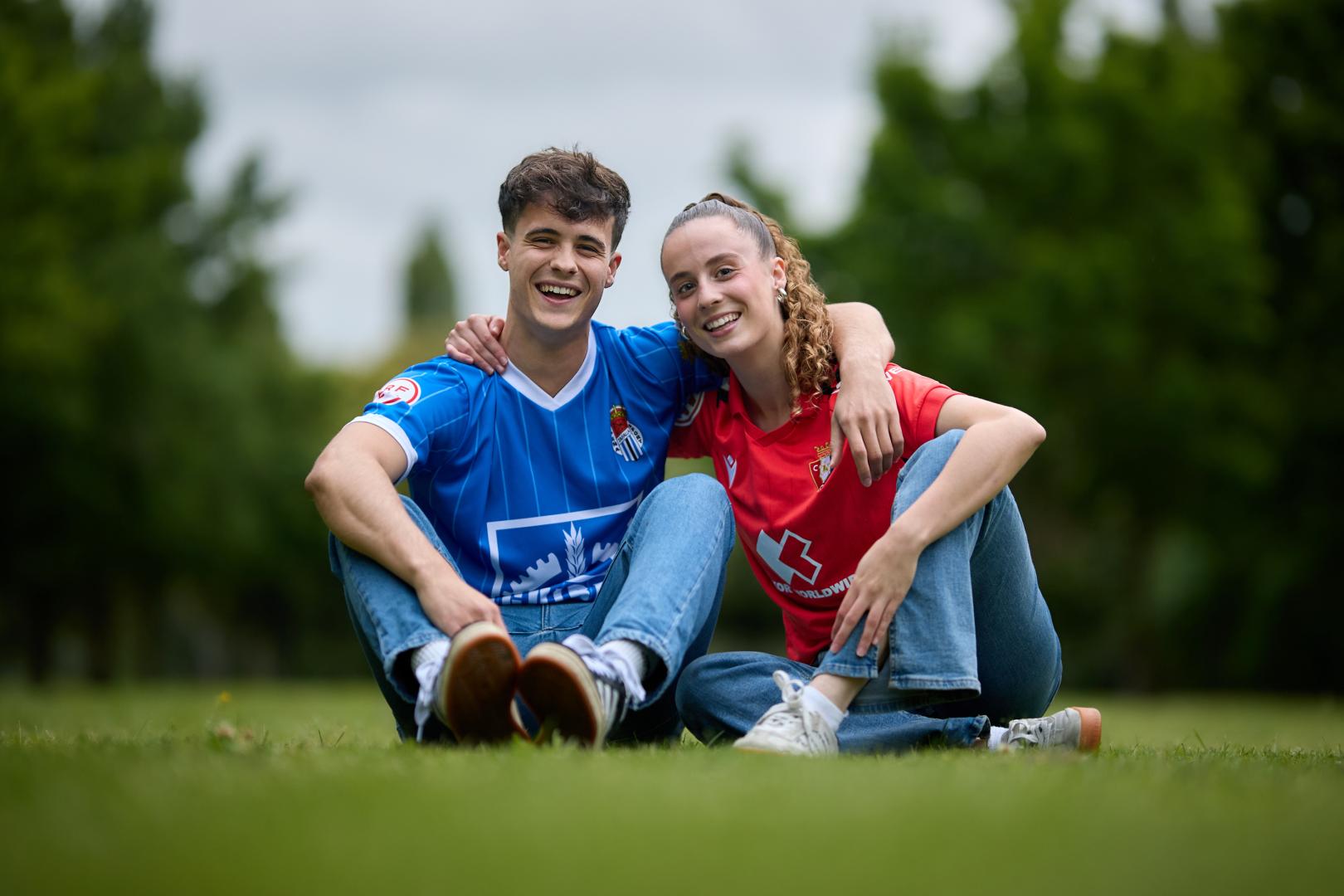 Iñaki Rodríguez y su hermana Julia Rodríguez, en el campus de la UPNA, con las camisetas de la Peña Sport y Osasuna.