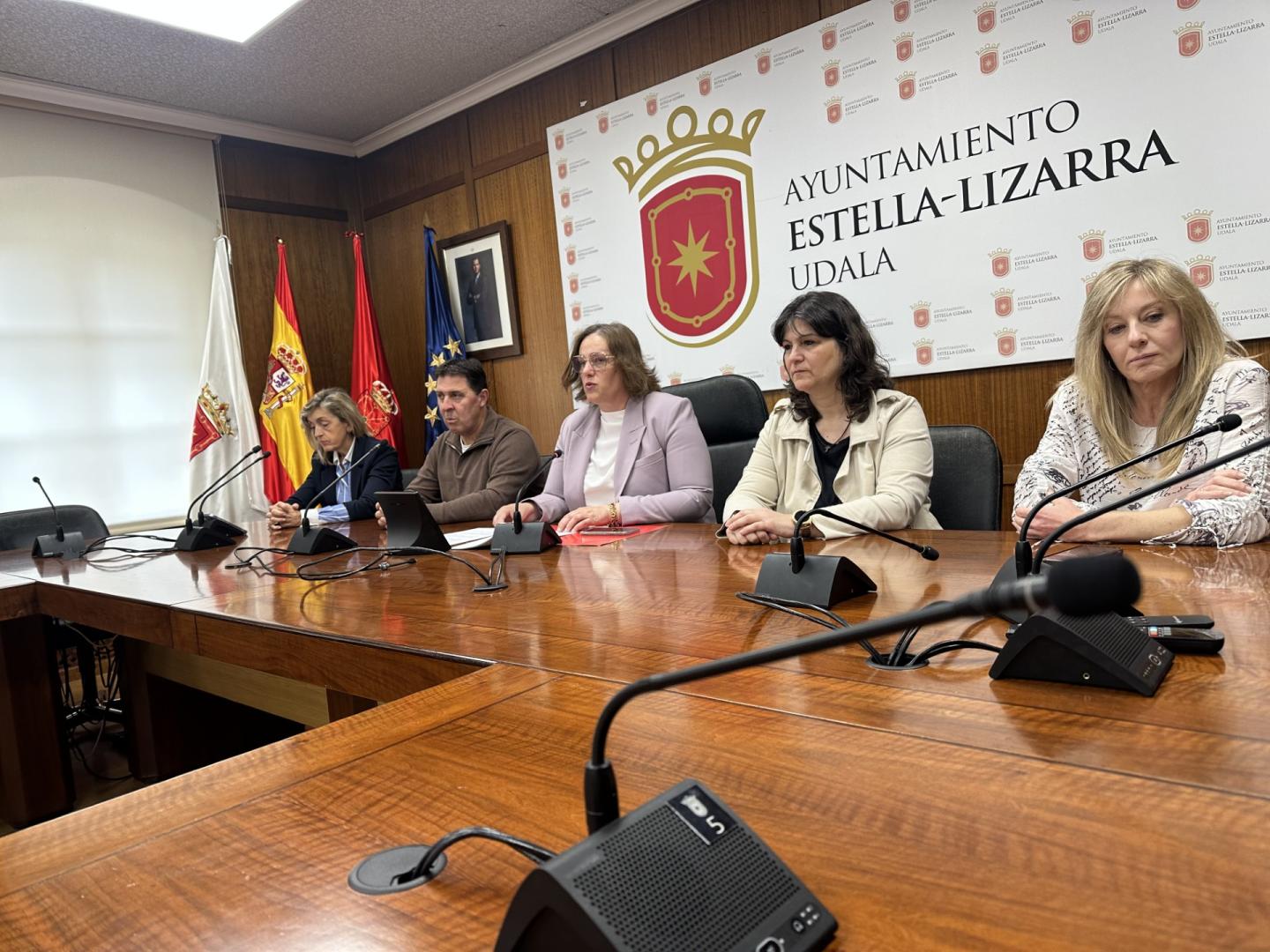 Un momento de la rueda de prensa de UPN en el Ayuntamiento de Estella con la asistencia de cinco de sus siete concejales. Desde la izquierda, Marta Azcona, Rafa Villanueva, la alcaldesa Marta Ruiz de Alda, Ana Duarte y Cristina Pérez.