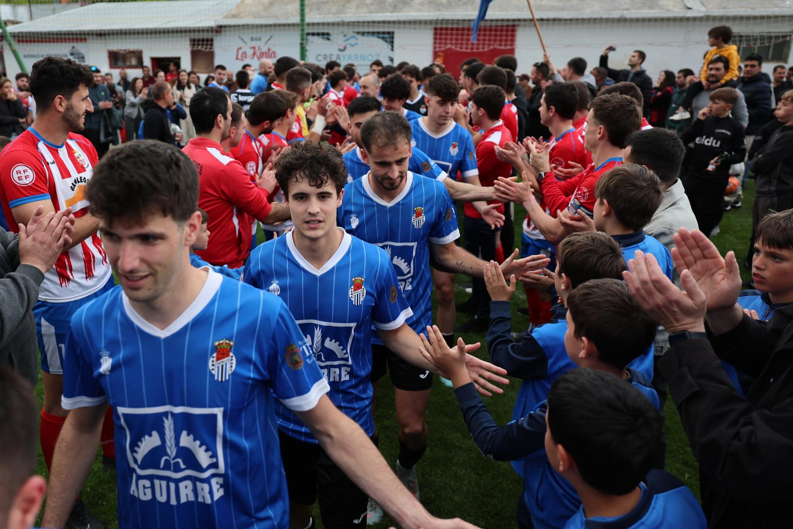 Iñaki Rodríguez, el segundo, celebra el campeonato por el pasillo que hizo el Artajonés
