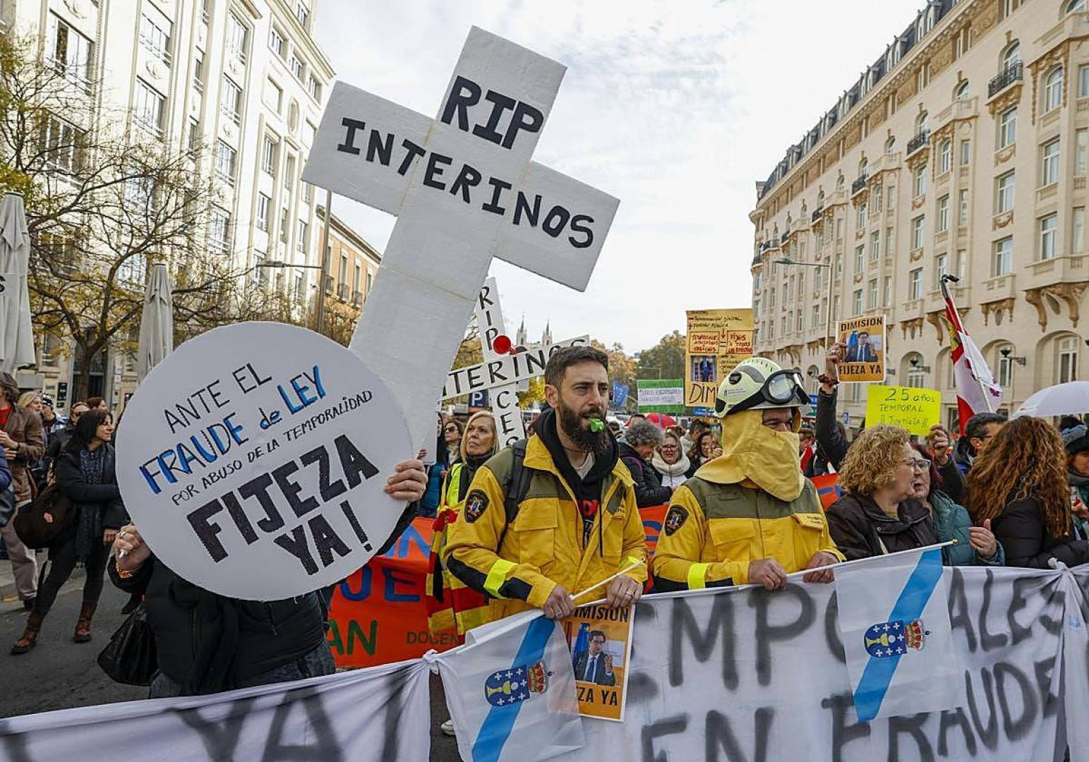 Funcionarios interinos protestan en Madrid por el abuso de la temporalidad en el empleo público.