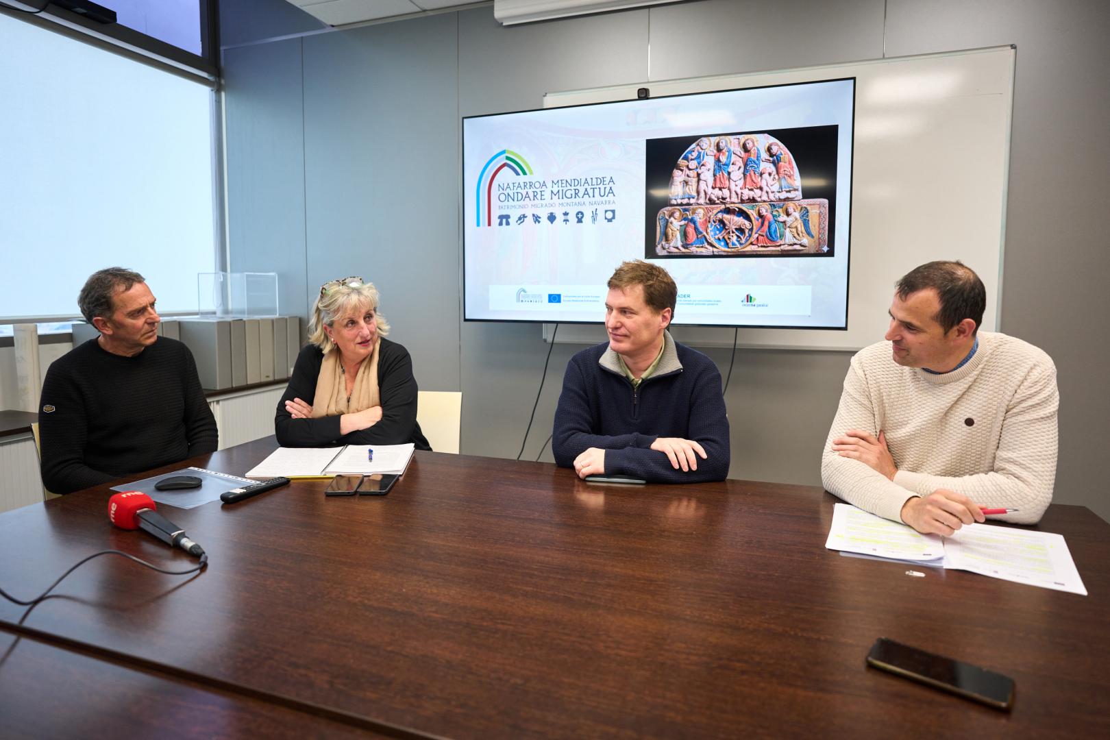Desde la izda.: Juantxo Agirre, de la Sociedad de Estudios Aranzadi; Arantxa Arregi, presidenta de Cederna Garalur; Ibon Mimentza, director gerente de Cederna Garalur; y Rubén Goñi, director general de Desarrollo Rural del Gobierno de Navarra