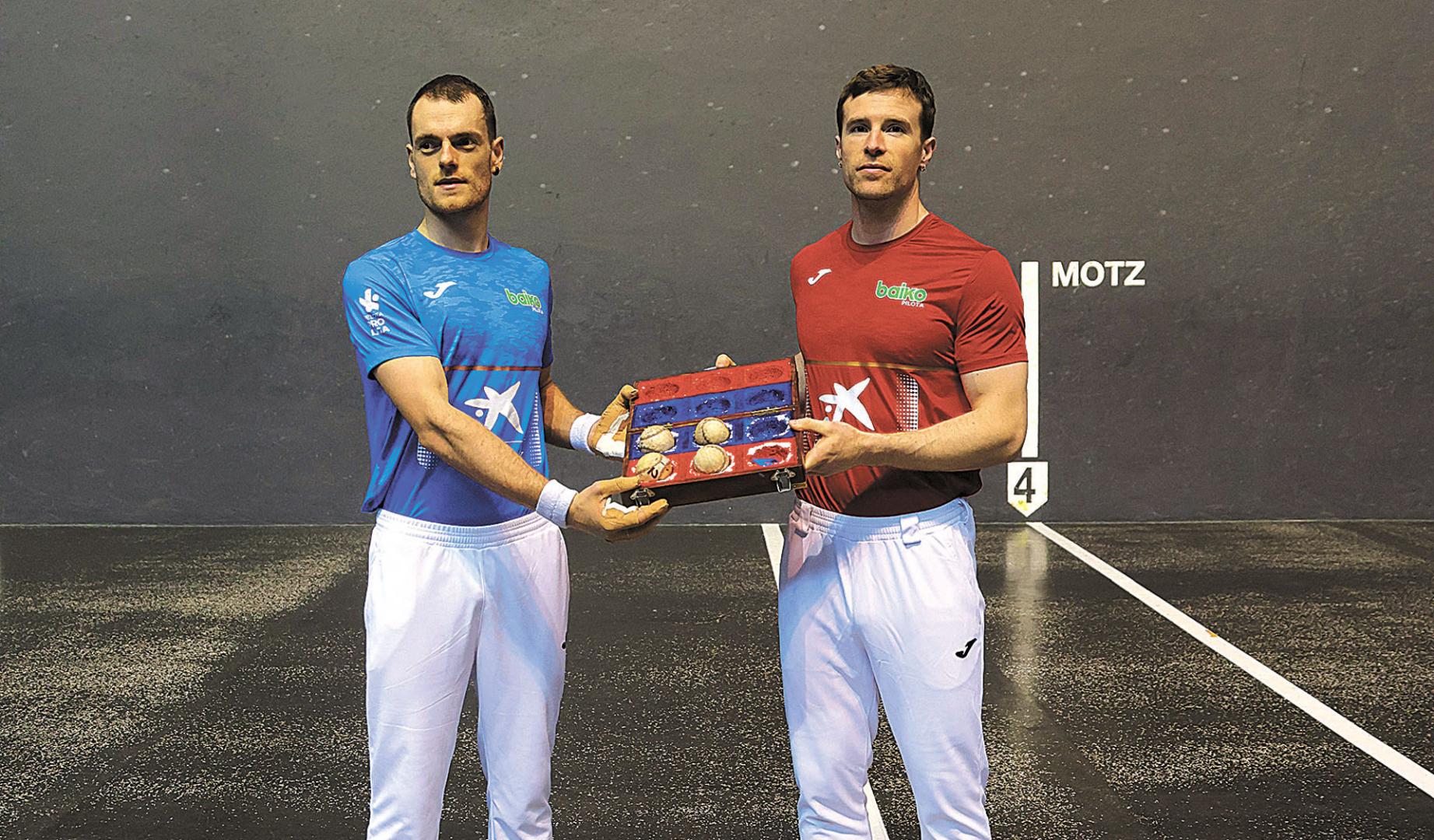 Unai Laso e Iñaki Artola en el Atano III donostiarra donde hoy van a jugar la semifinal.