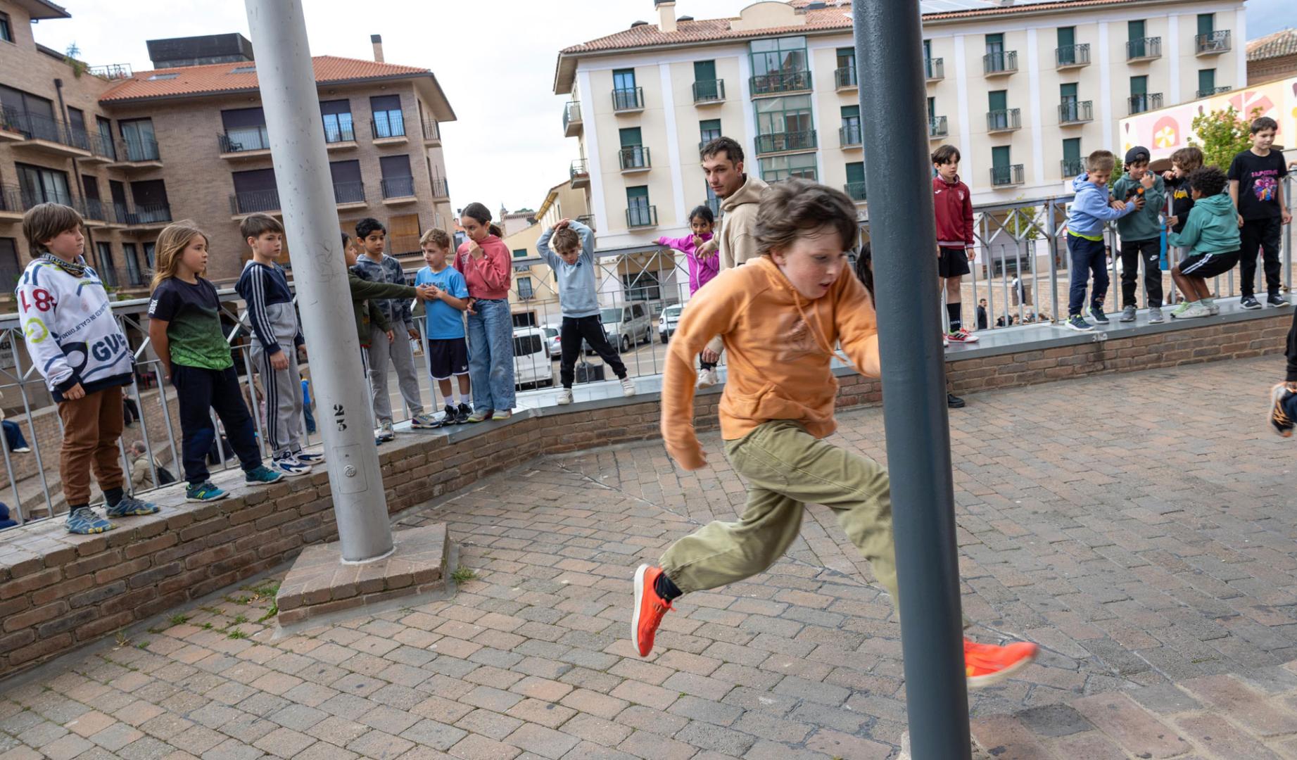 Taller de parkour, el viernes por la tarde en la plaza de la Constitución de Tudela